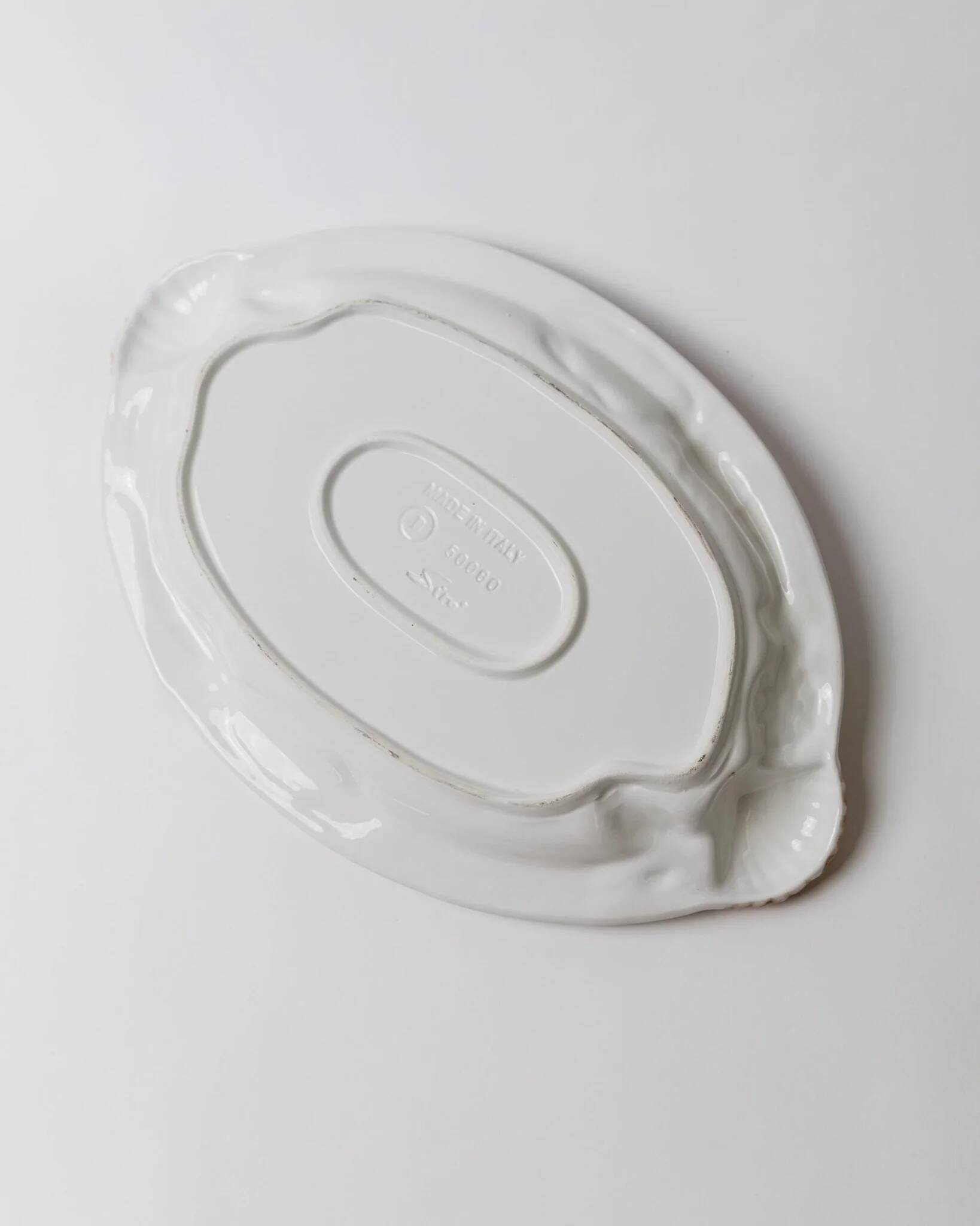 Assiette ovale en céramique blanche avec relief 3D de fruits de mer, design italien Siro, vintage des années 1980, 48 x 32 cm.
