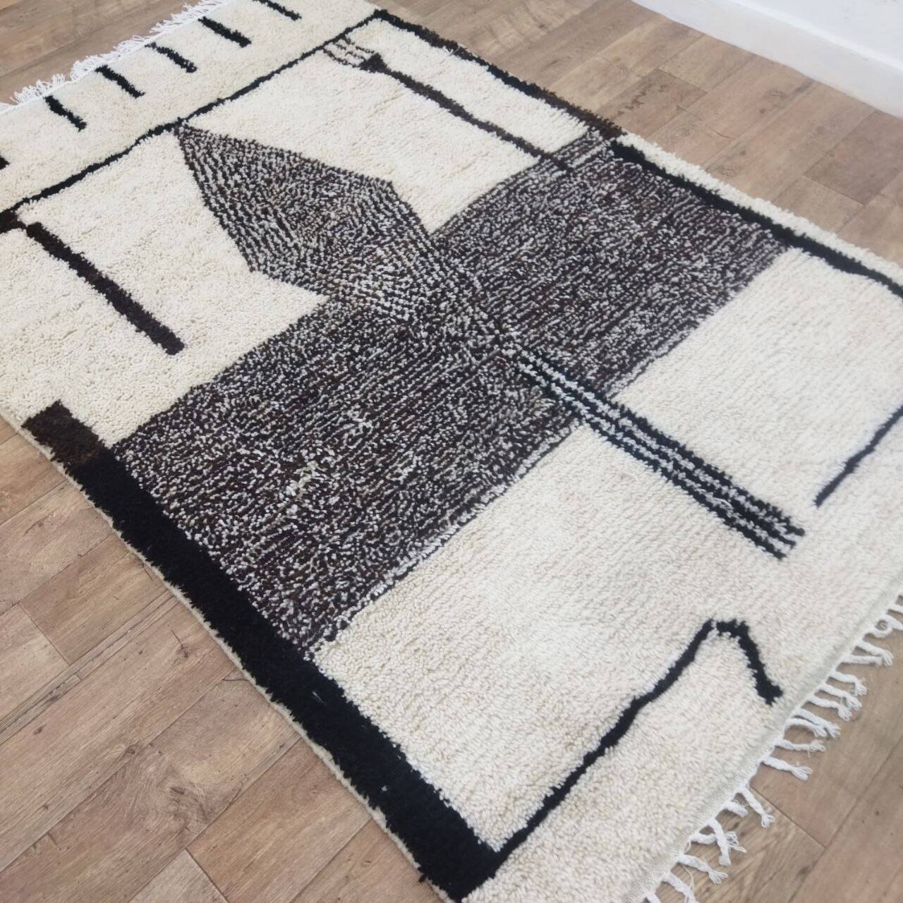 Azilal Berber rug in handmade wool 236 X 156 CM