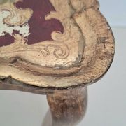 Table d'appoint en bois doré florentin italien du milieu du siècle avec peinture à la main F