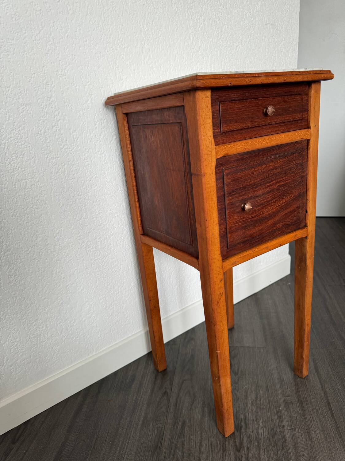 Table de chevet vintage en bois avec plateau en marbre.