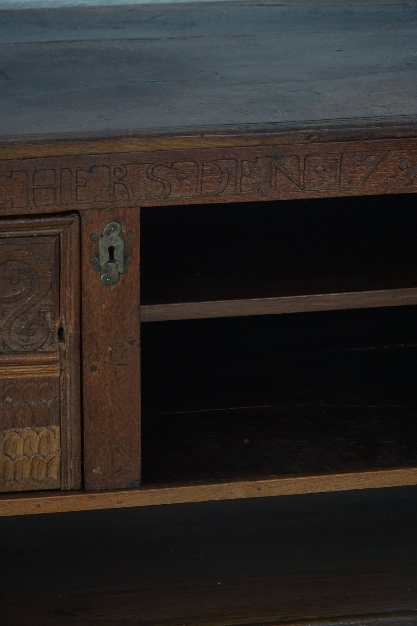 Danish baroque oak buffet from the early 18th century, carved details, 1700-1750.