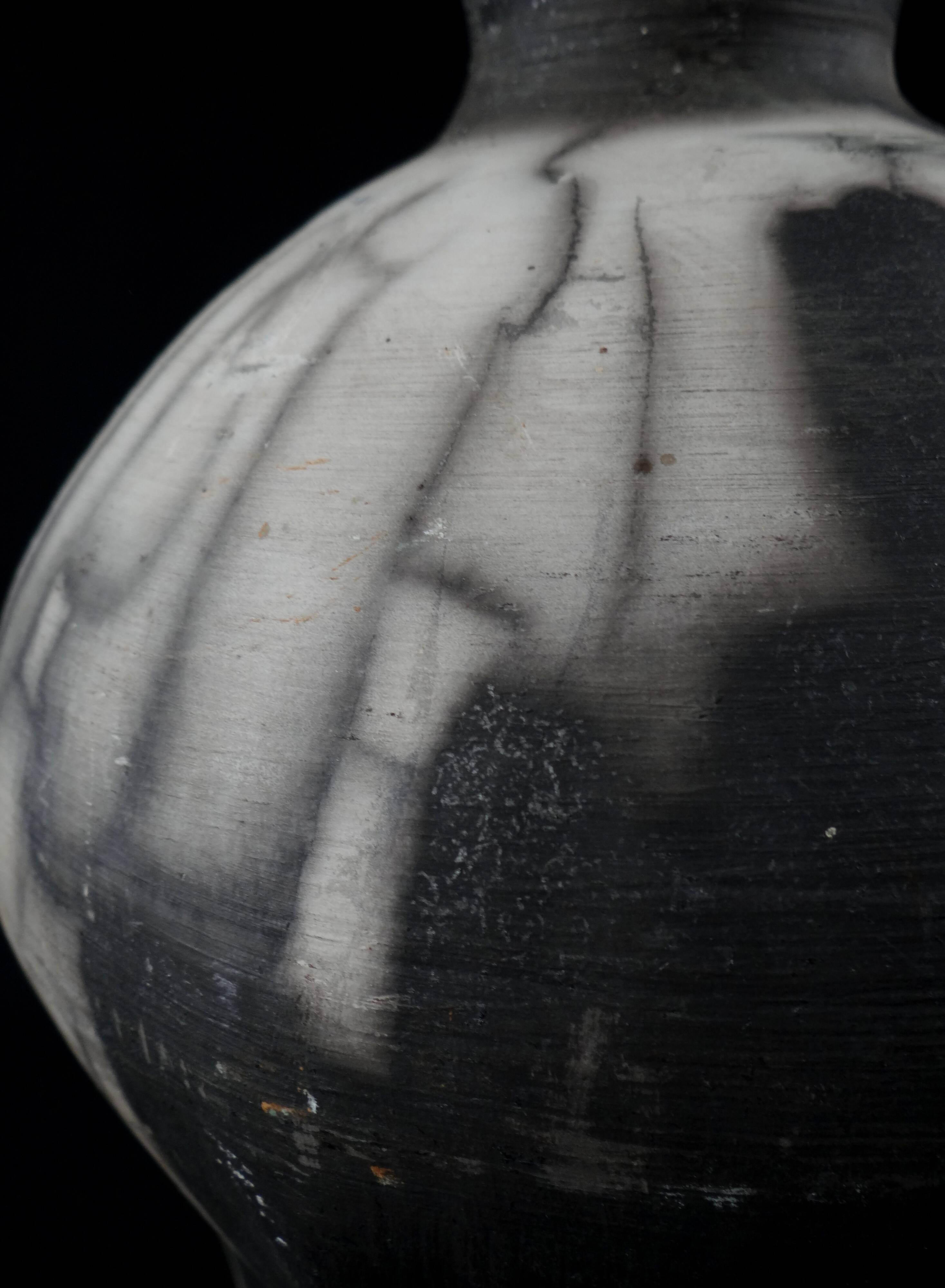 Vase bouteille en céramique Raku signé Kamel Boubekeur