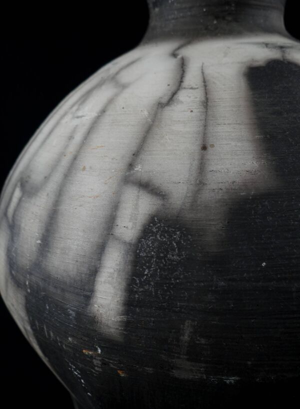 Vase bouteille en céramique Raku signé Kamel Boubekeur