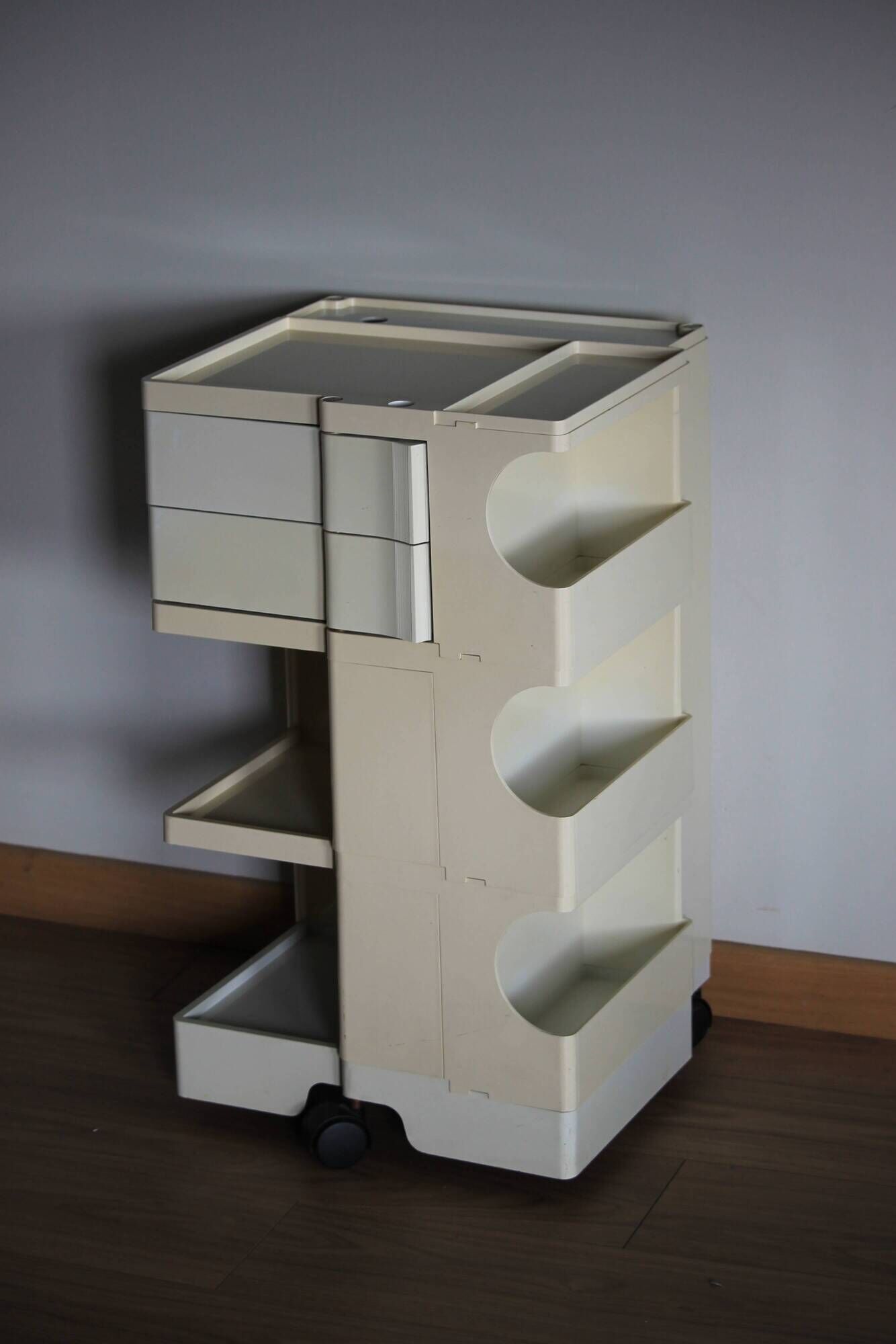 Vintage Boby Joe Colombo dessert trolley, space age 1970 Italian design.