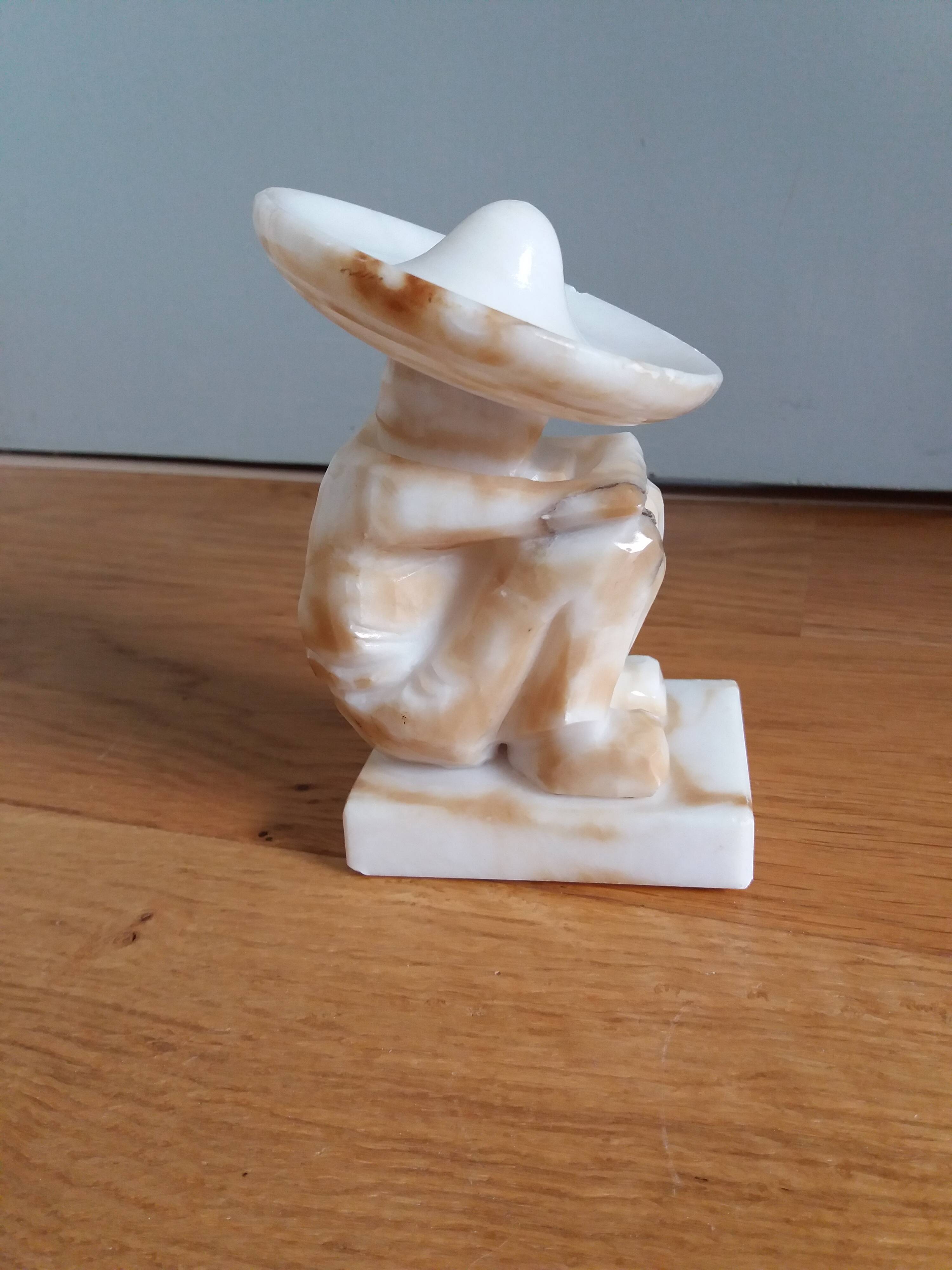Statuette serre livre en albâtre