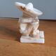 Statuette serre livre en albâtre