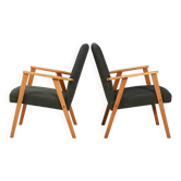 Paire de fauteuils en hêtre avec un revêtement en tissu gris