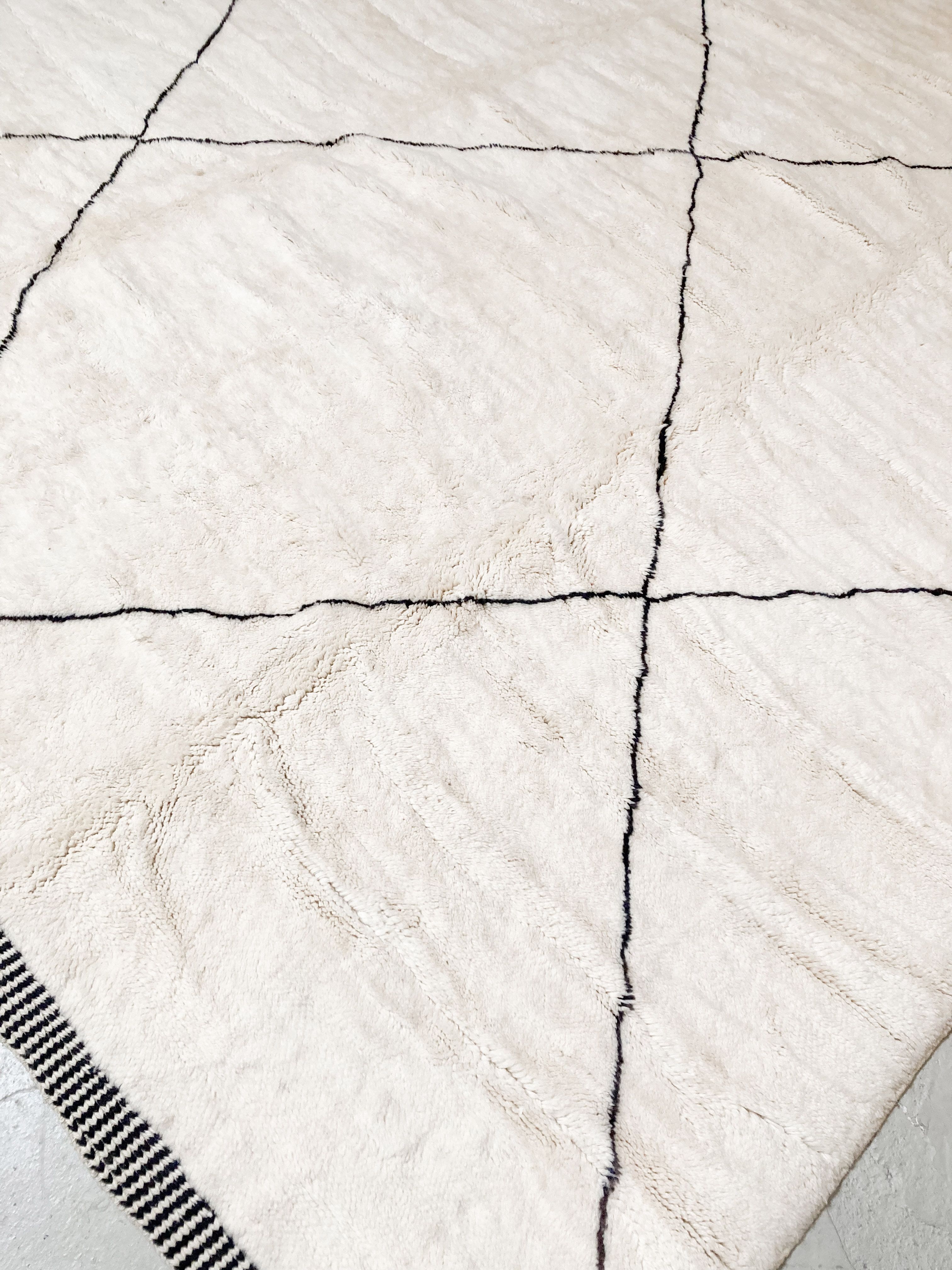 Moroccan Berber carpet m'rirt ecru black diamonds 3,72x3,10m