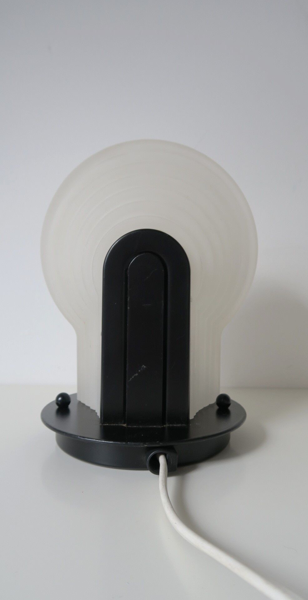 Italian wall lamp in satin glass 80s