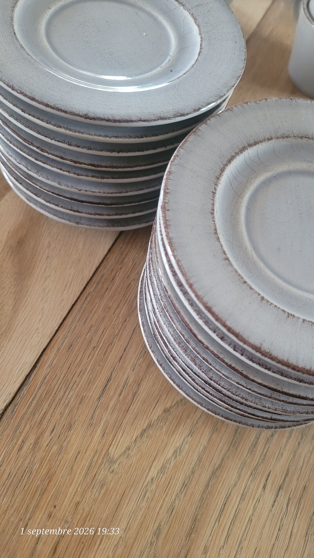 17 hand-painted stoneware coffee cups and saucers (ideal for professional use)