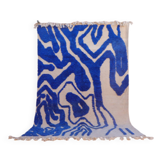 Tapis berbère bleu Klein et blanc à reliefs abstrait
