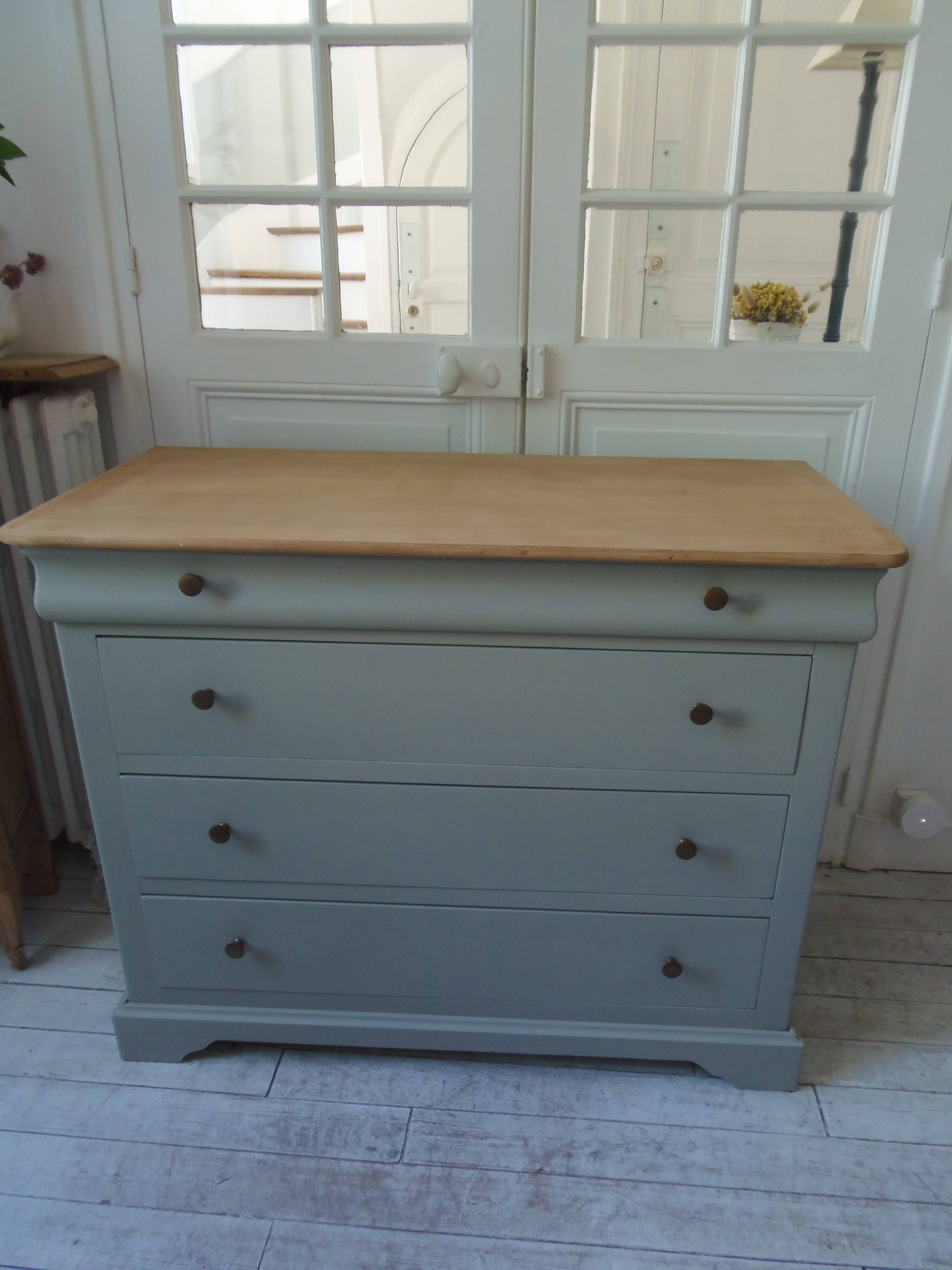 Commode de belle facture style Louis Philippe sublimée en vert de gris