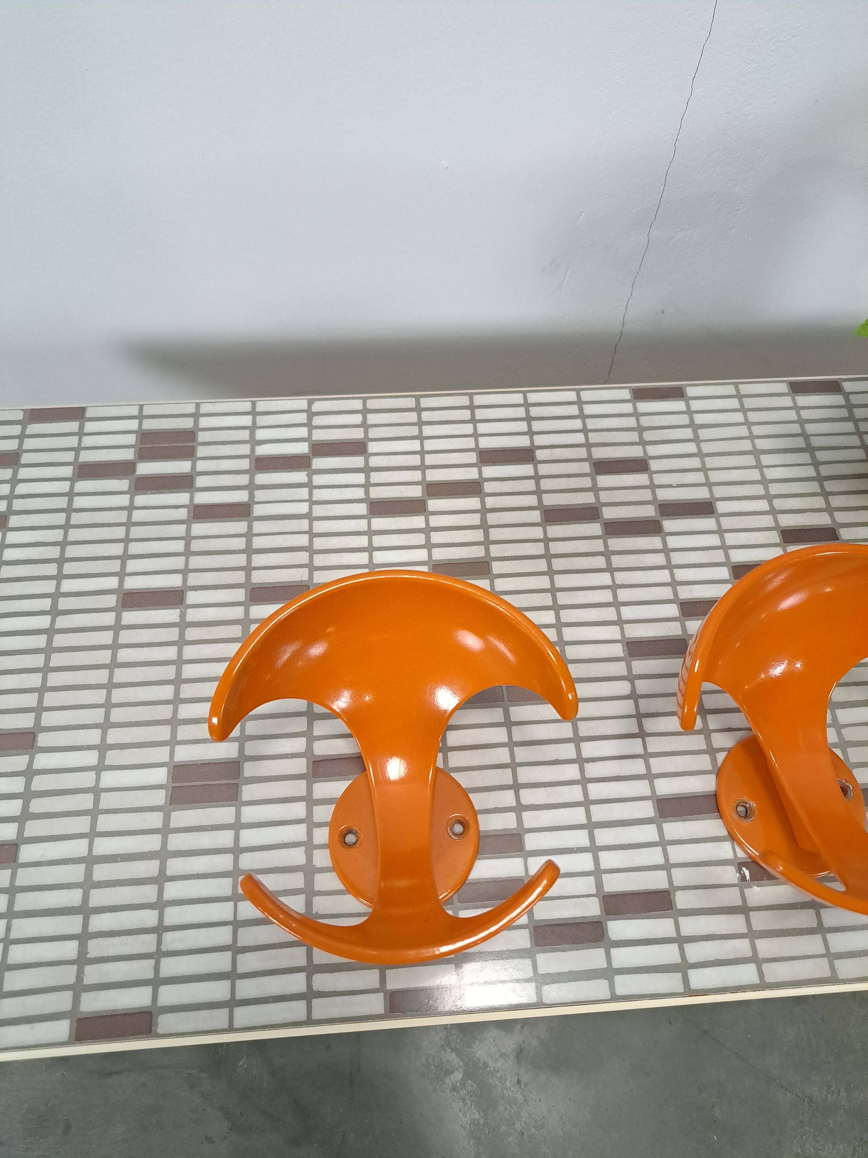 Set 2 x space age oranje haken, wandhaak, kapstok