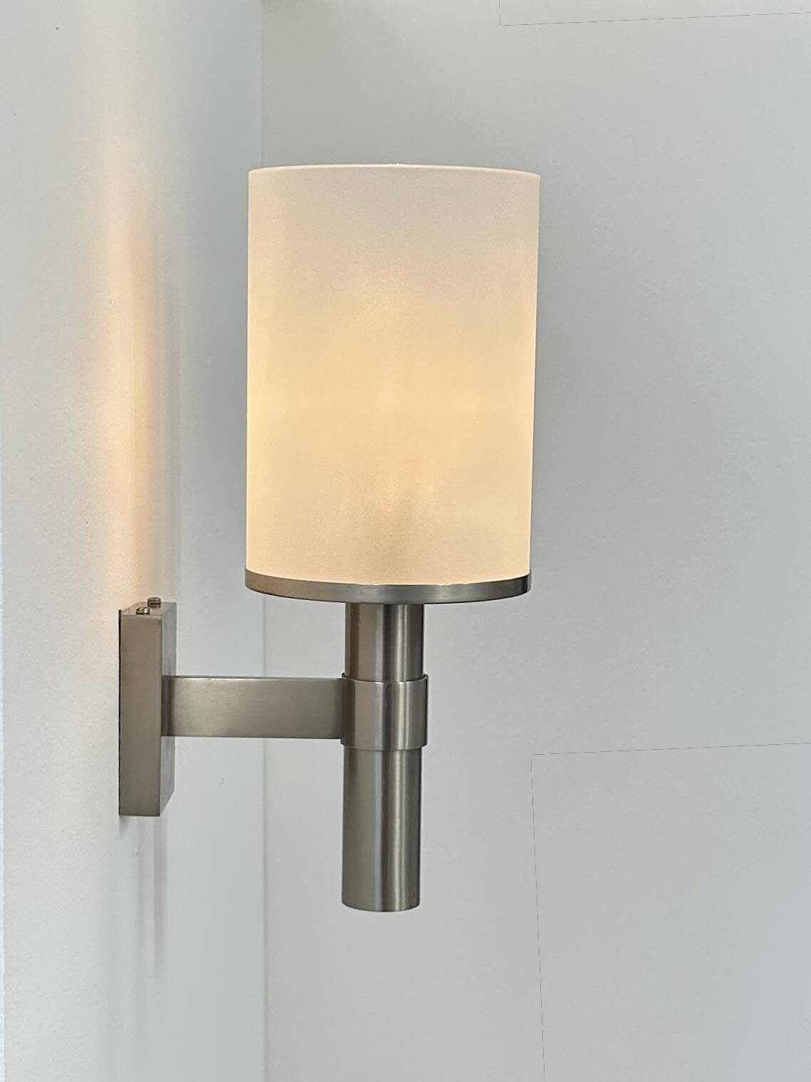 Perzel wall light model 1141 bis, metal and opaline, France, 1960