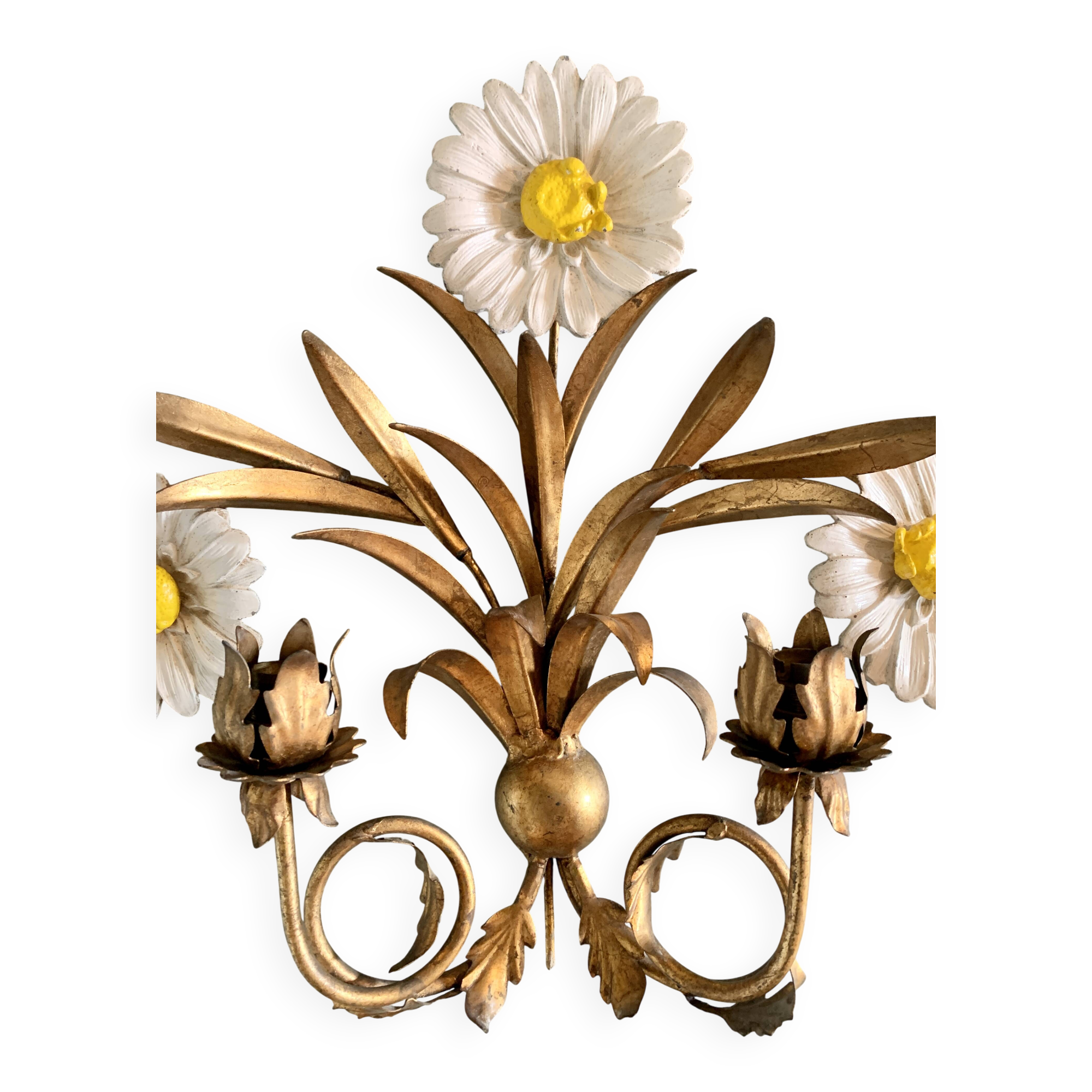 Wall lamp in gilded brass with a daisy design.