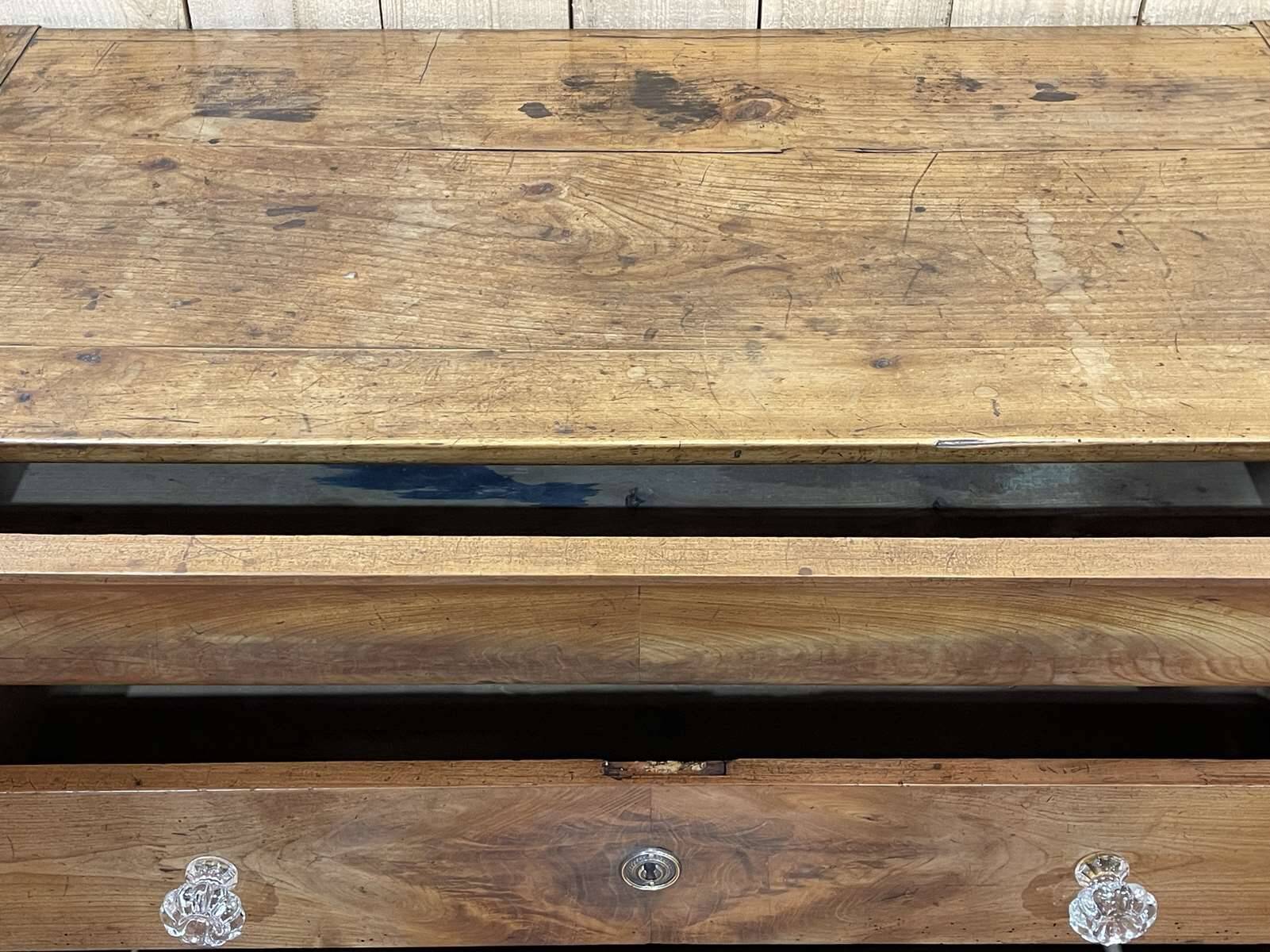 Louis Philippe chest of drawers with 5 drawers from the 19th century in cherry wood with glass knobs