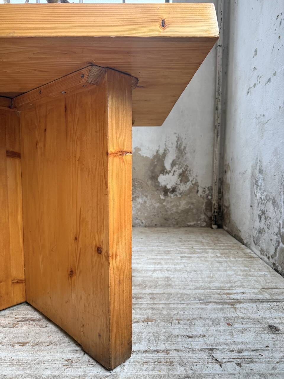 Table carrée moderniste en pin massif, années 50