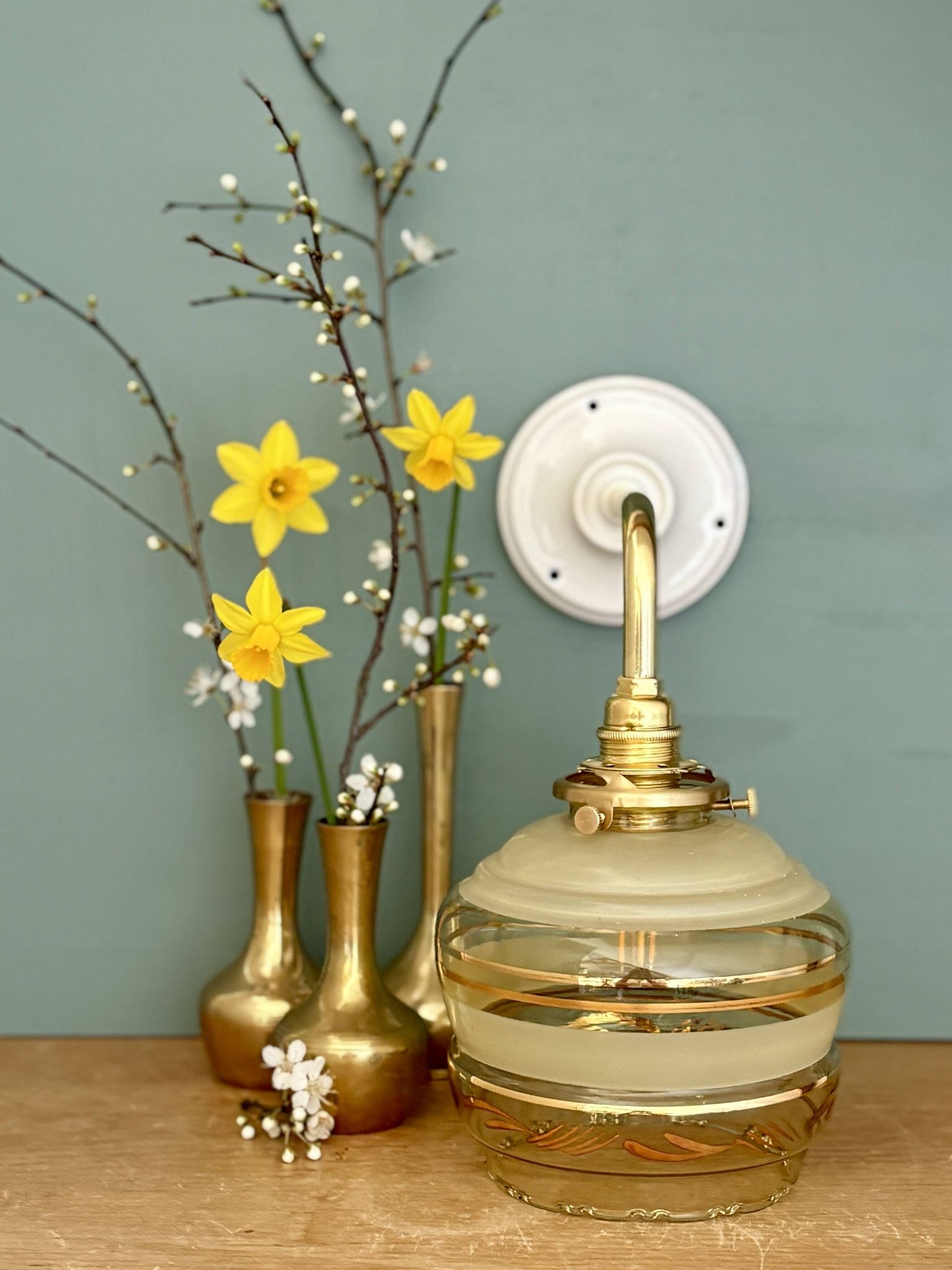 Applique coudée globe vintage en verre jaune et doré