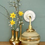 Applique coudée globe vintage en verre jaune et doré