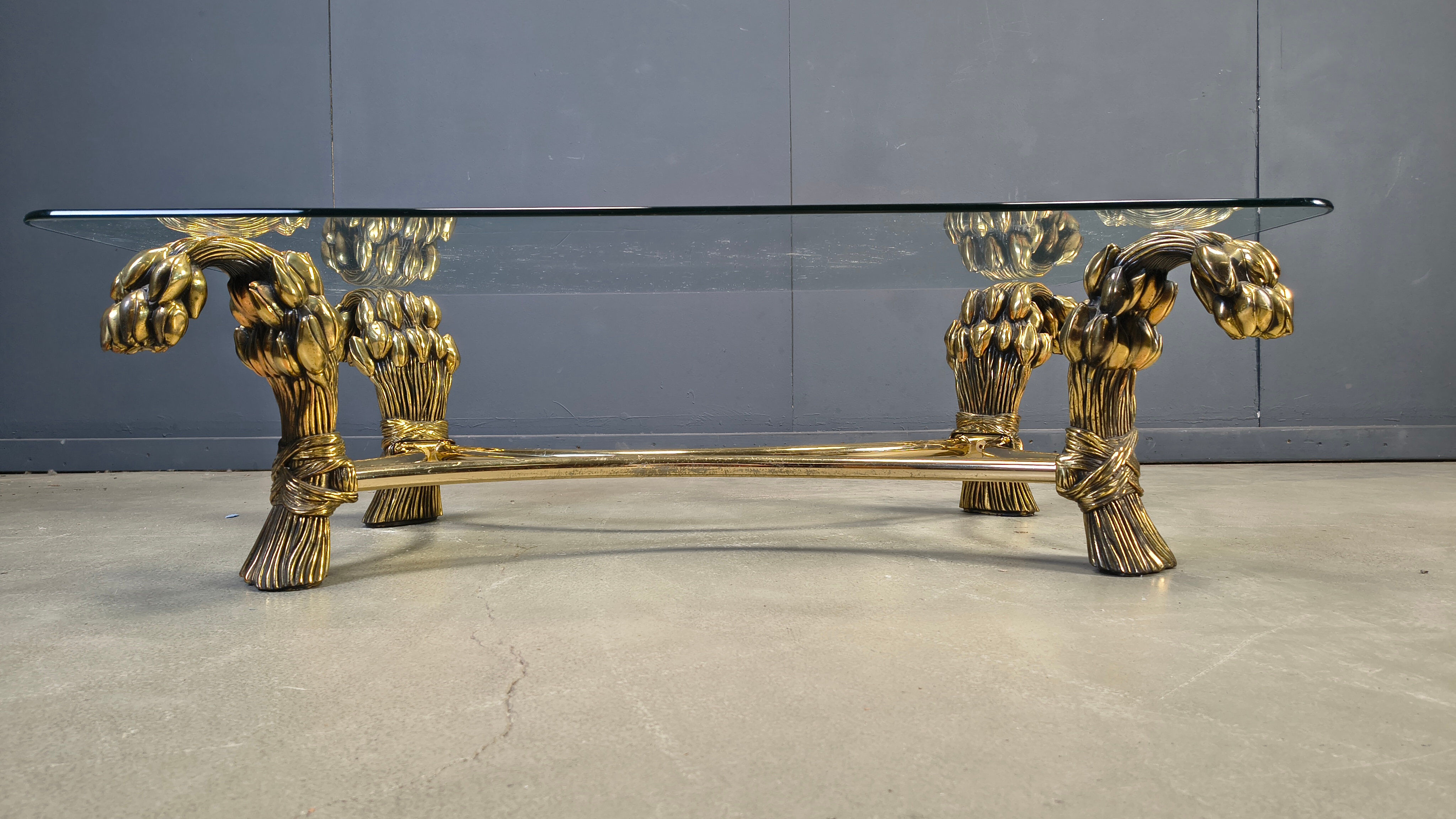 Table basse tulipe en laiton vintage, années 1970