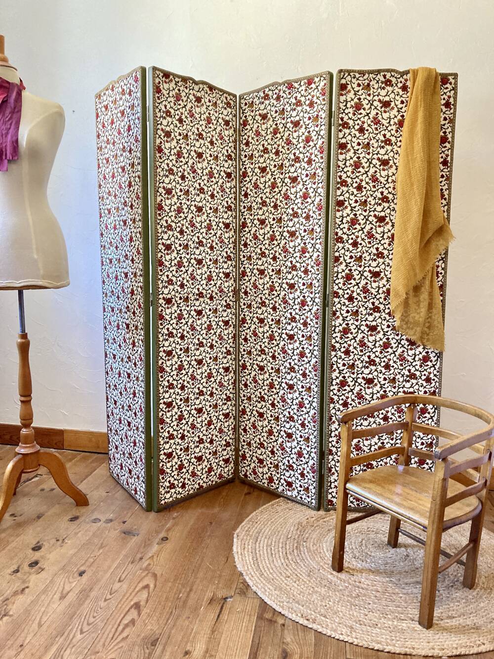 Antique 4-panel screen in pine, restored, "Grand Teint furniture" fabric.