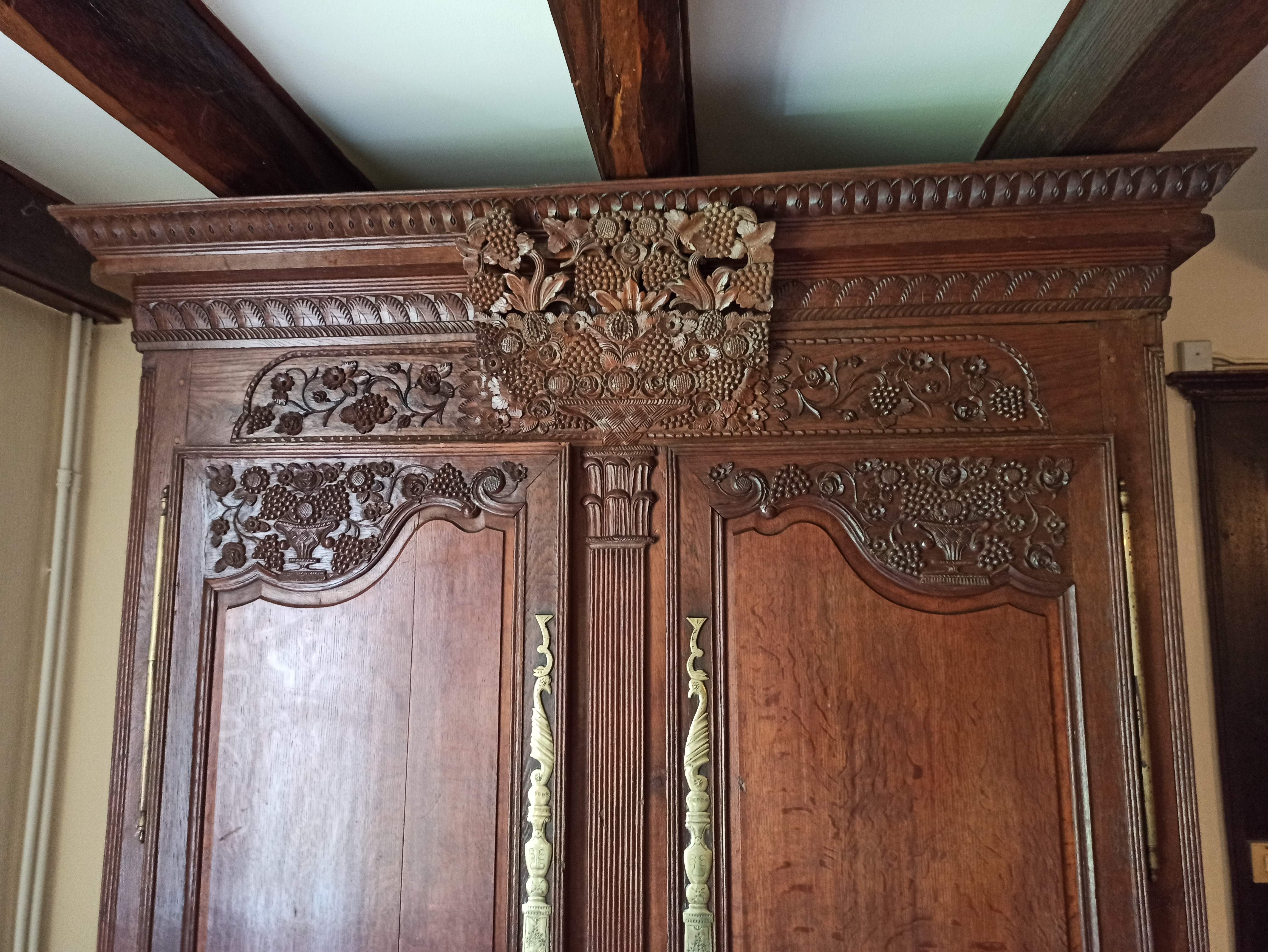 Norman wardrobe in oak Solid basket bouquet of flowers