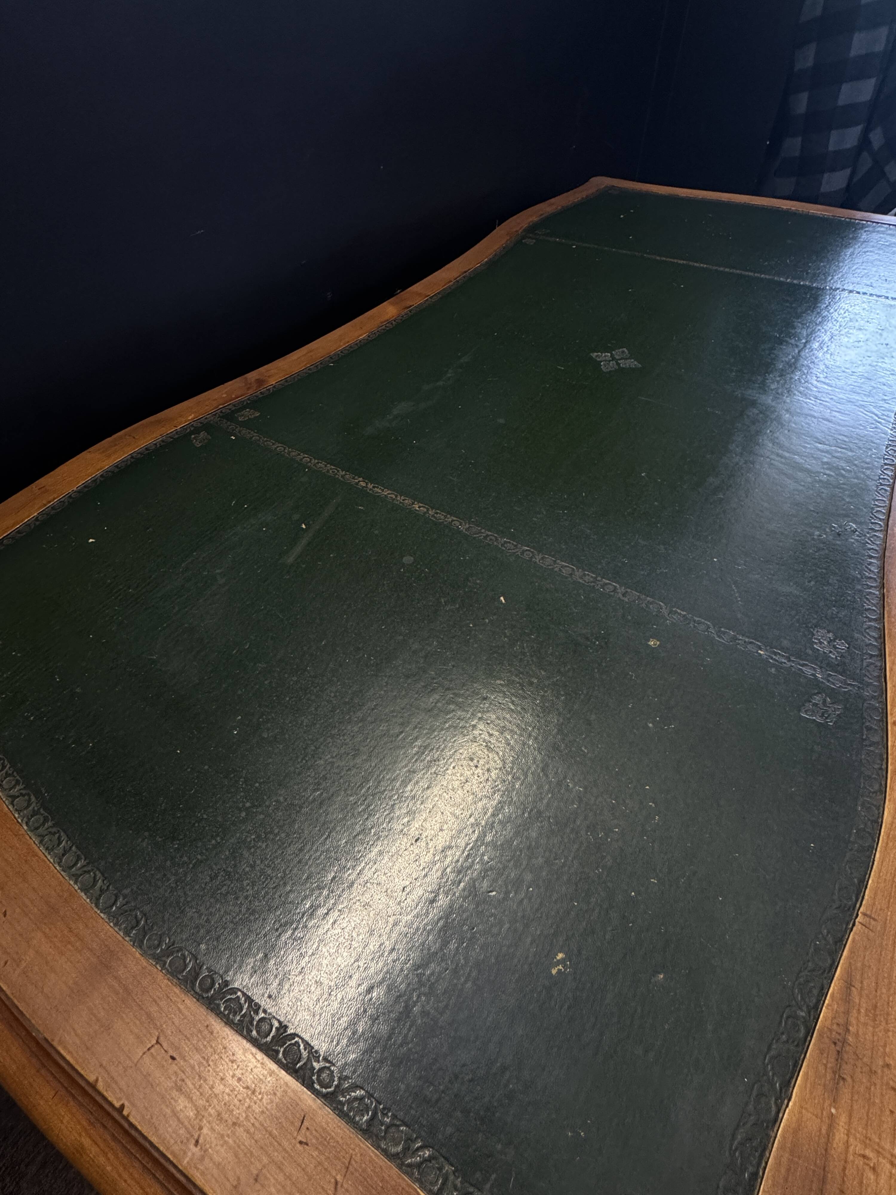 Curved desk in Louis XV style – 5 drawers