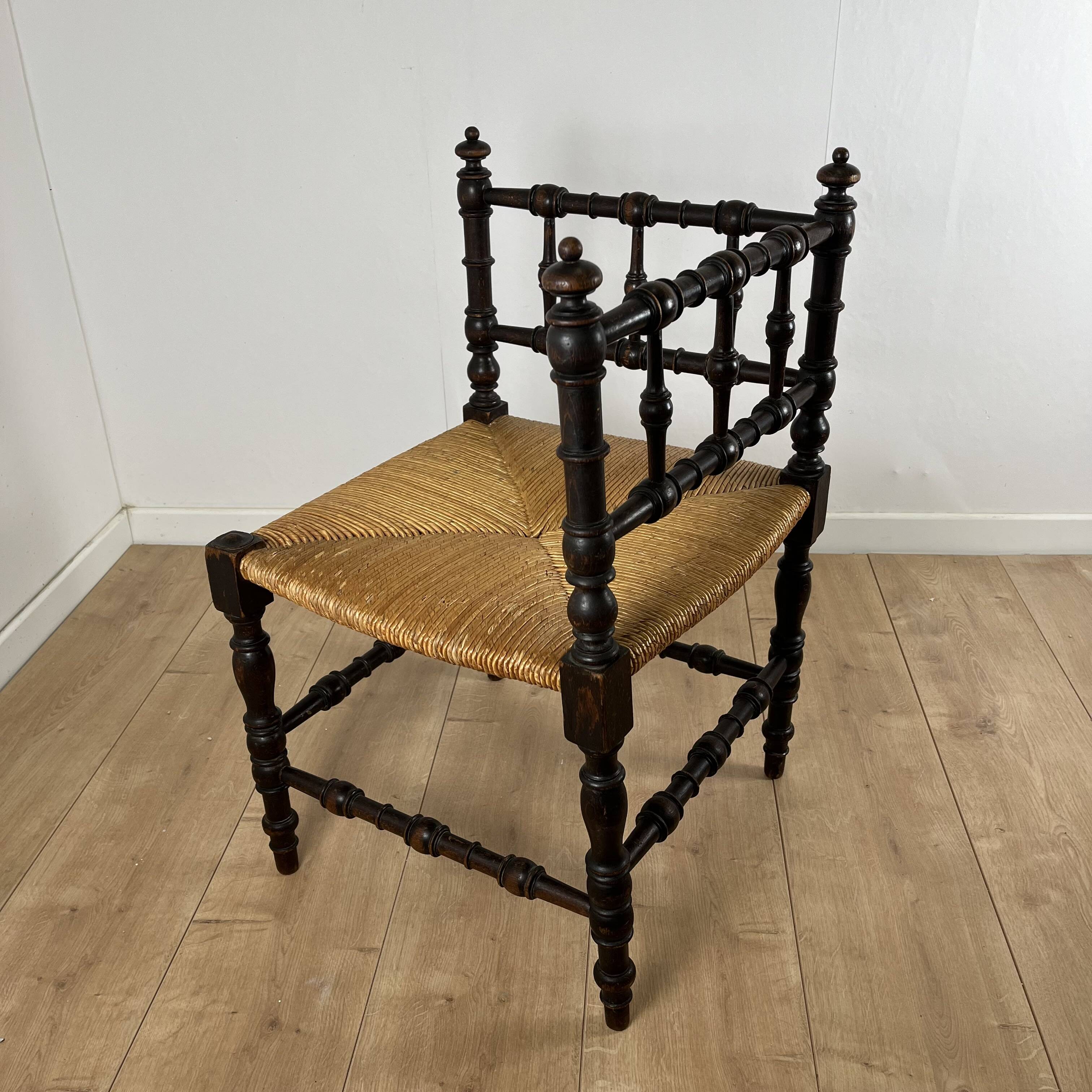 Corner chair in carved wood and straw, late 19th century.