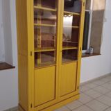 Armoire vitrée ancienne en bois patiné jaune