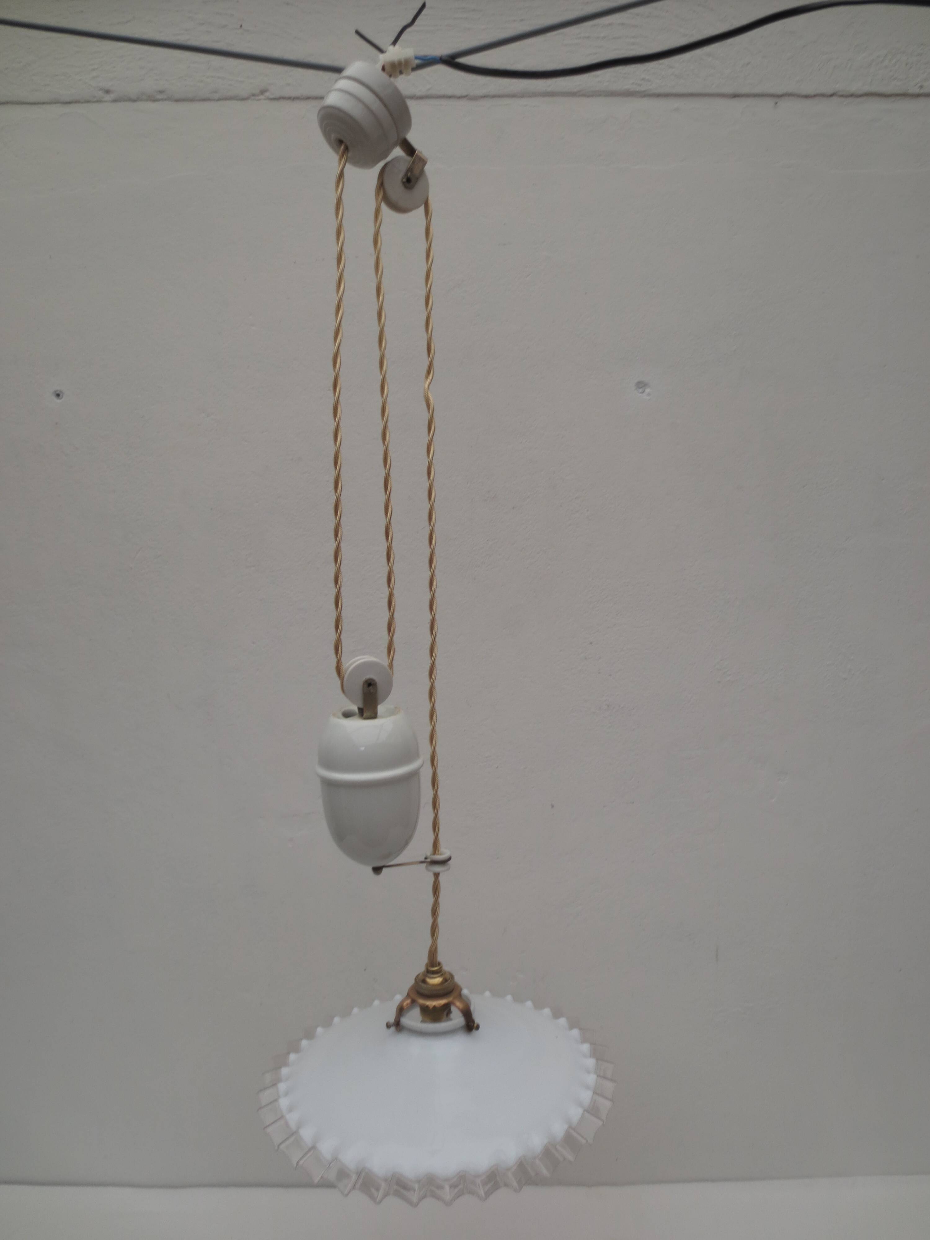 Old suspension, said rises and falls with serrated white opaline