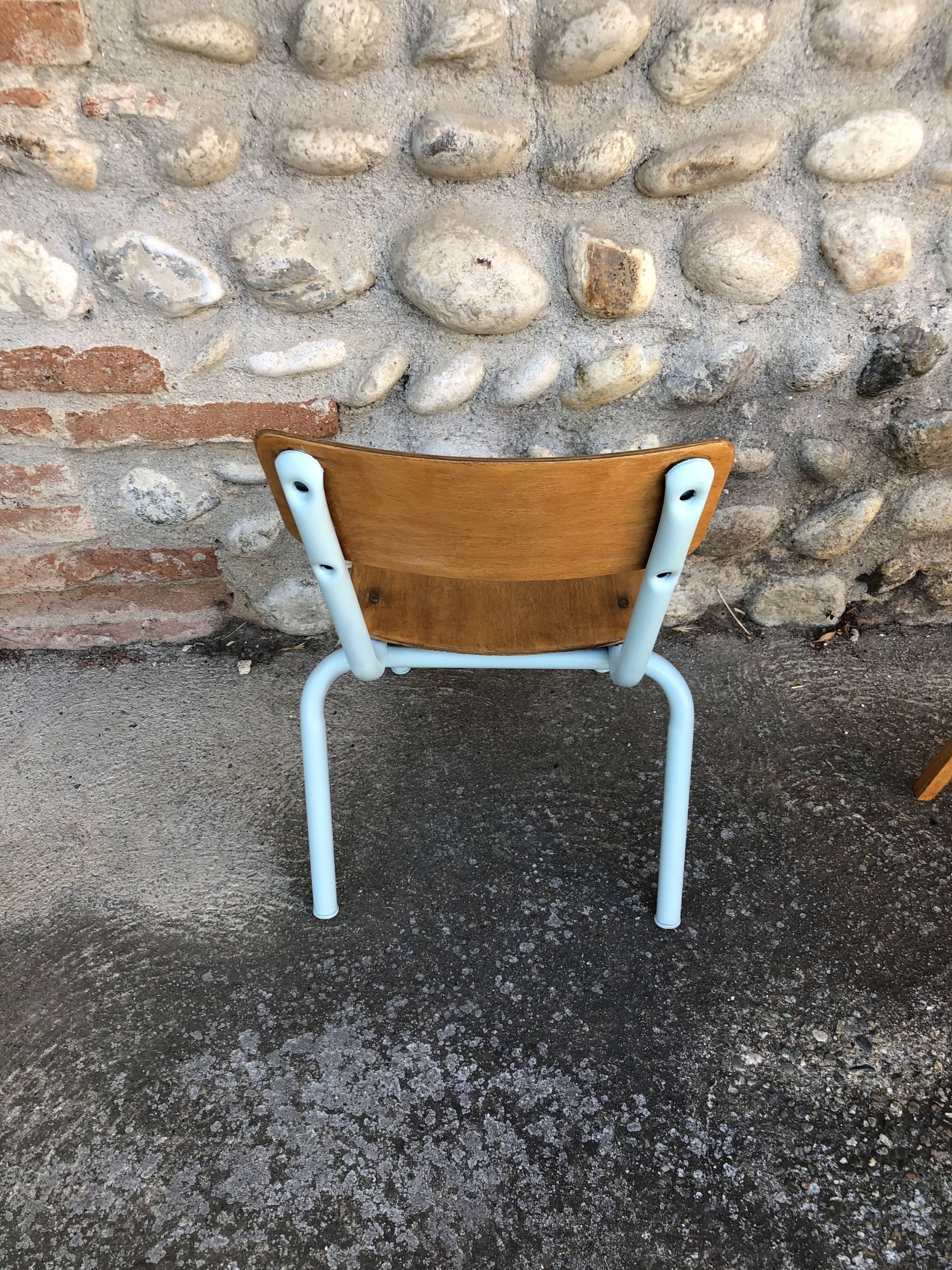 Maternal desk and its chair