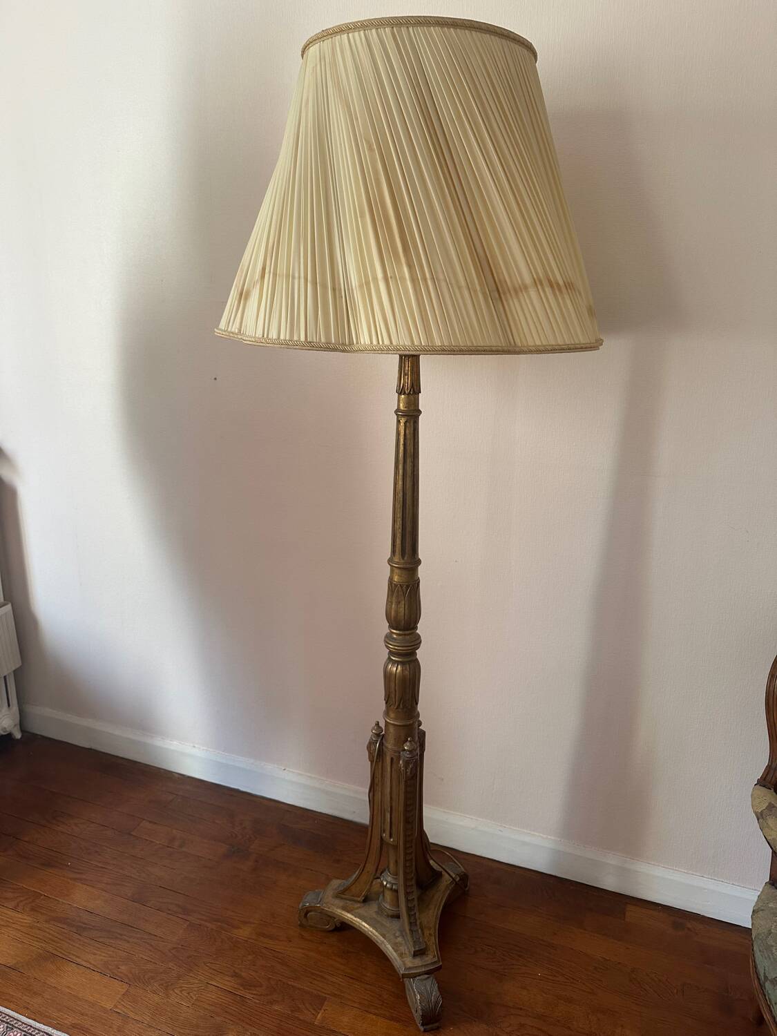 Lampadaire en bois doré Style Louis XVI