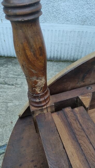 Folding low round table