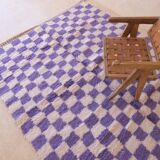 Tapis à damiers violets et blancs