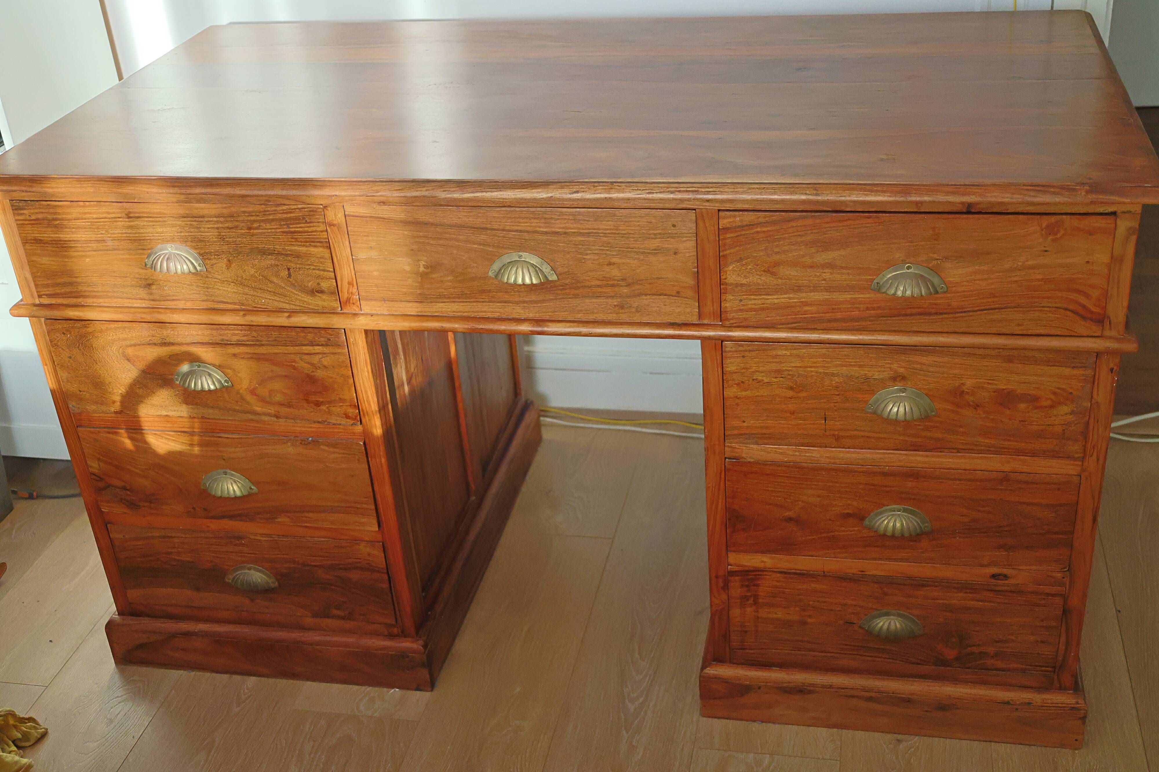 Bureau traditionnel d'inspiration coloniale