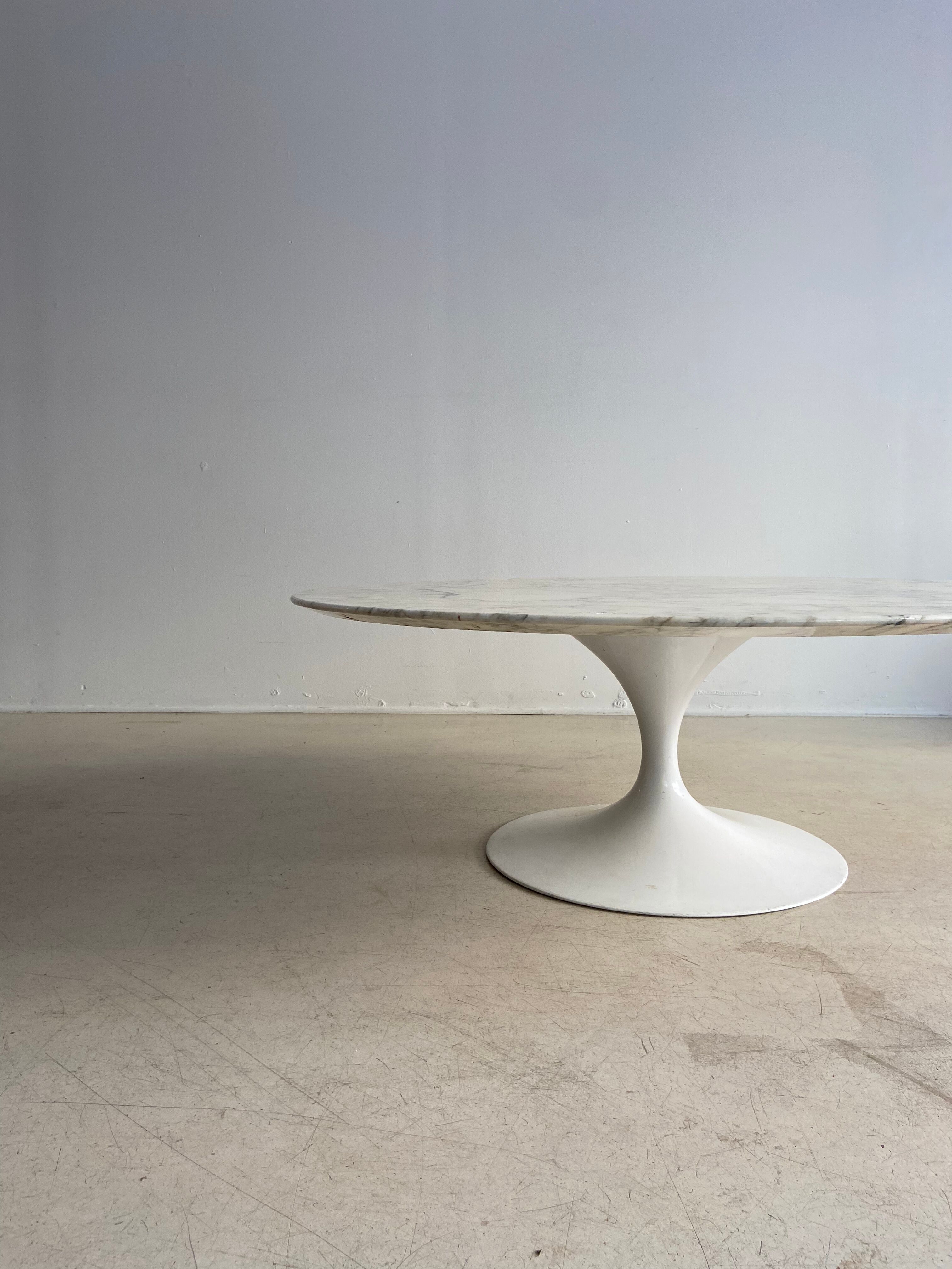 Large marble coffee table by Eero Saarinen for knoll