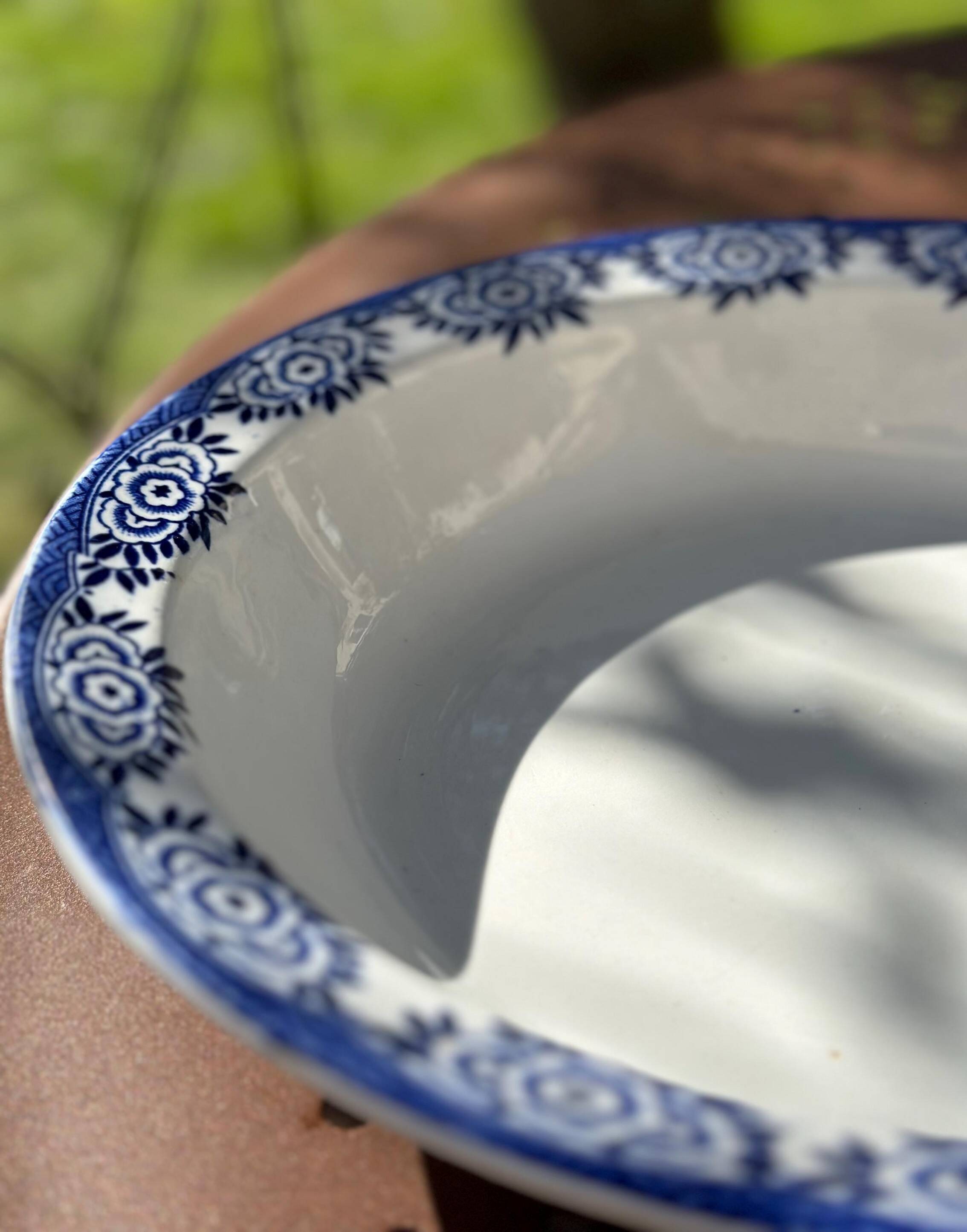 Large shallow dish in Sarreguemines earthenware, "Capri" model.