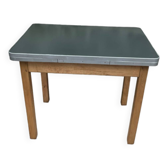Extendable kitchen table