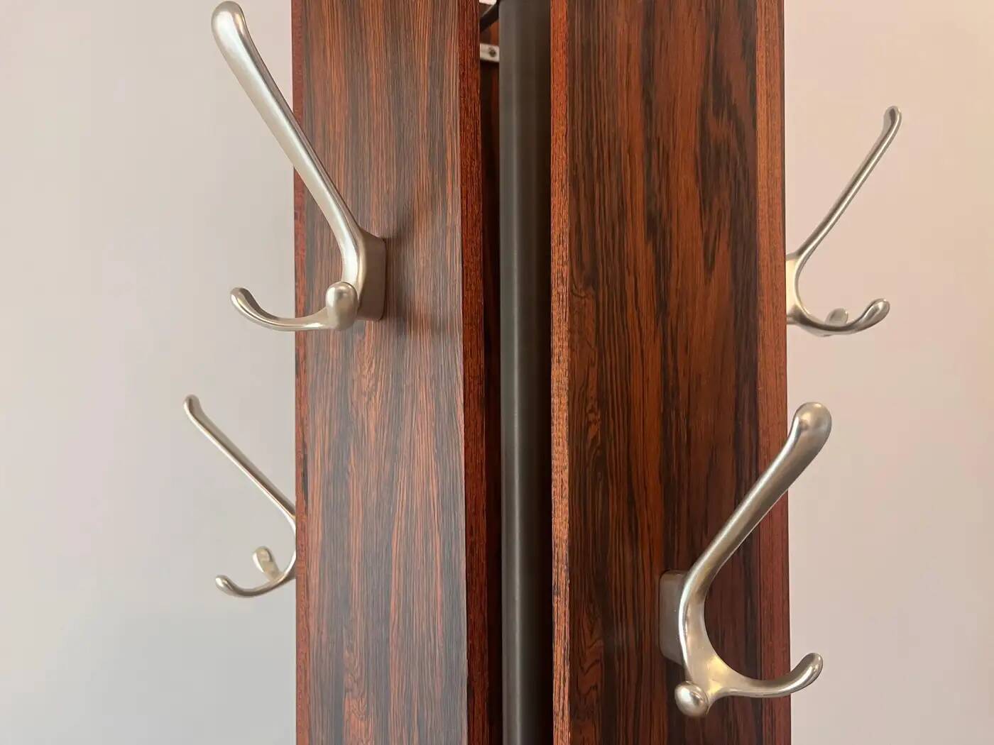 Porte-manteau scandinave en palissandre et aluminium, design milieu du siècle - années 1960