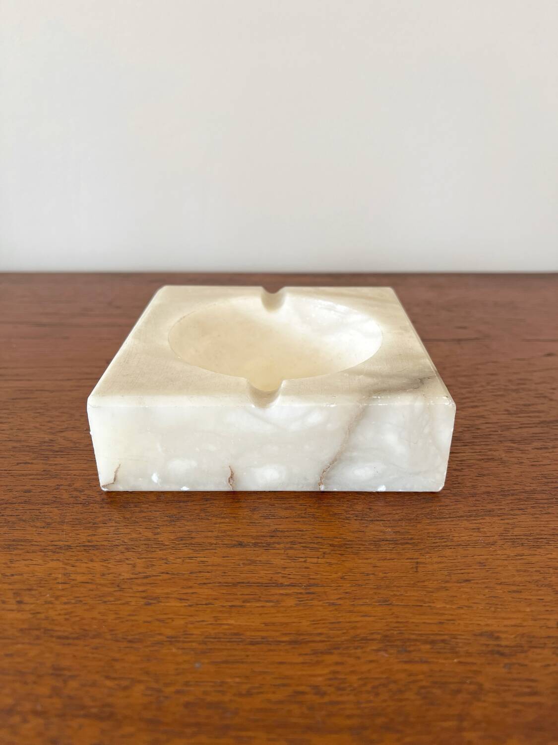Square ashtray in vintage marble-effect alabaster
