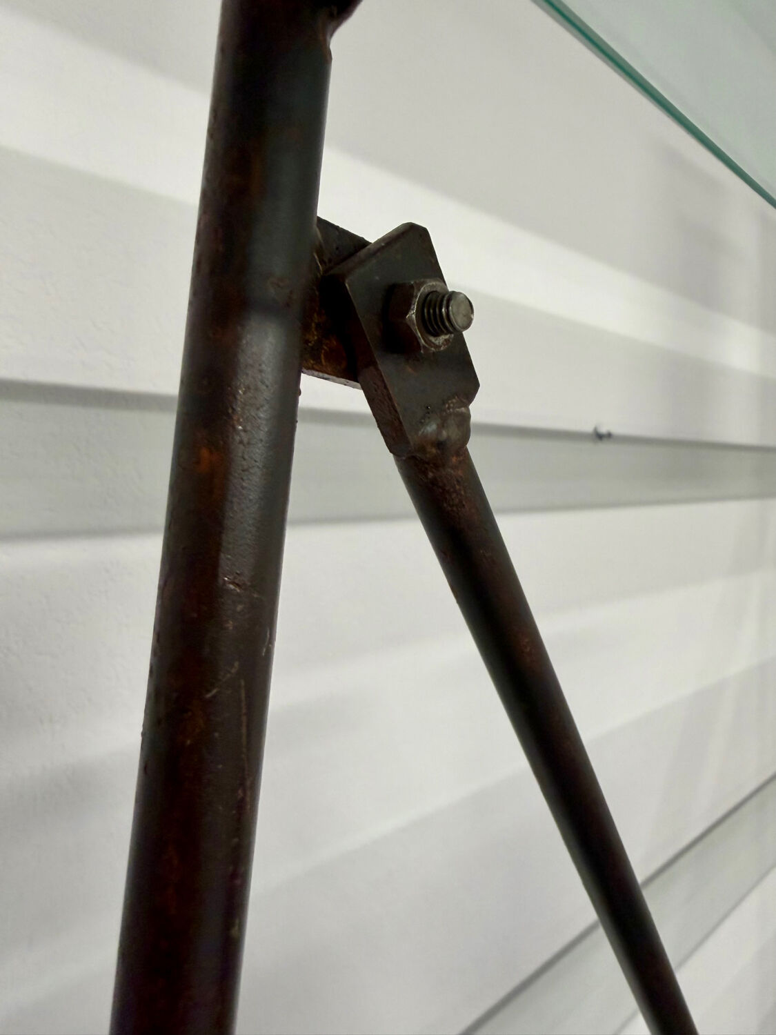Étagère vintage moderniste en métal et verre design francais année 50