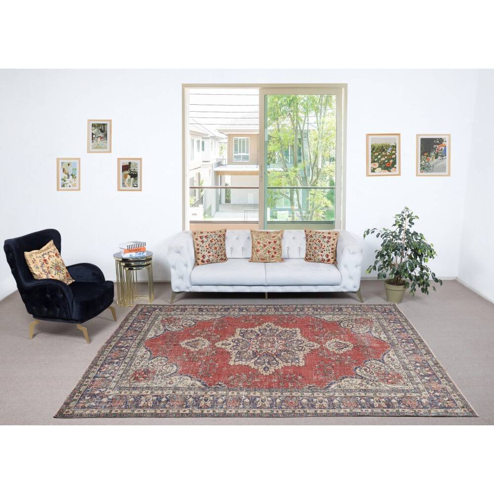 Traditional Vintage Handmade Turkish Area Rug. Hand-knotted Wool Carpet with Medallion Design