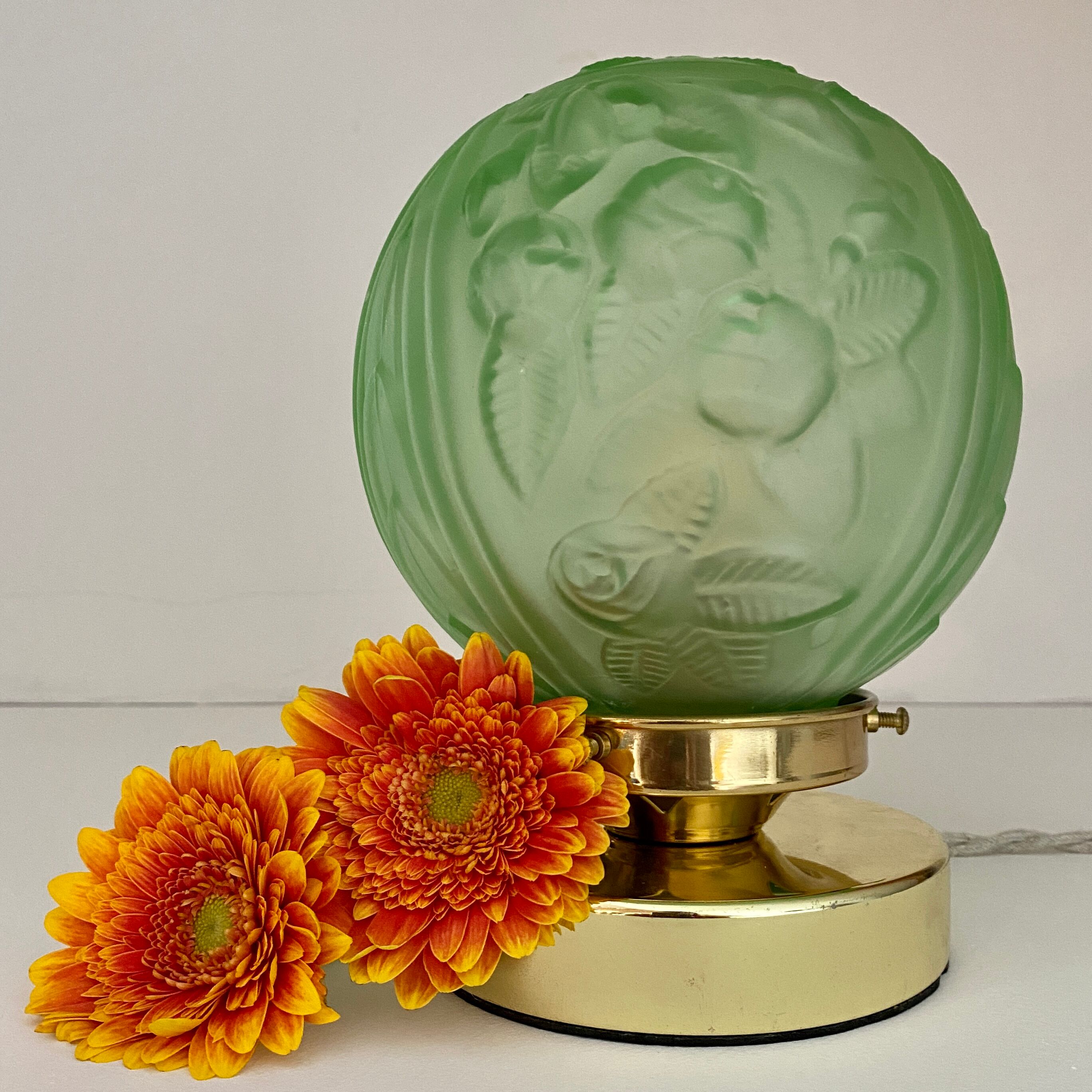 Vintage art deco globe table lamp in frosted glass