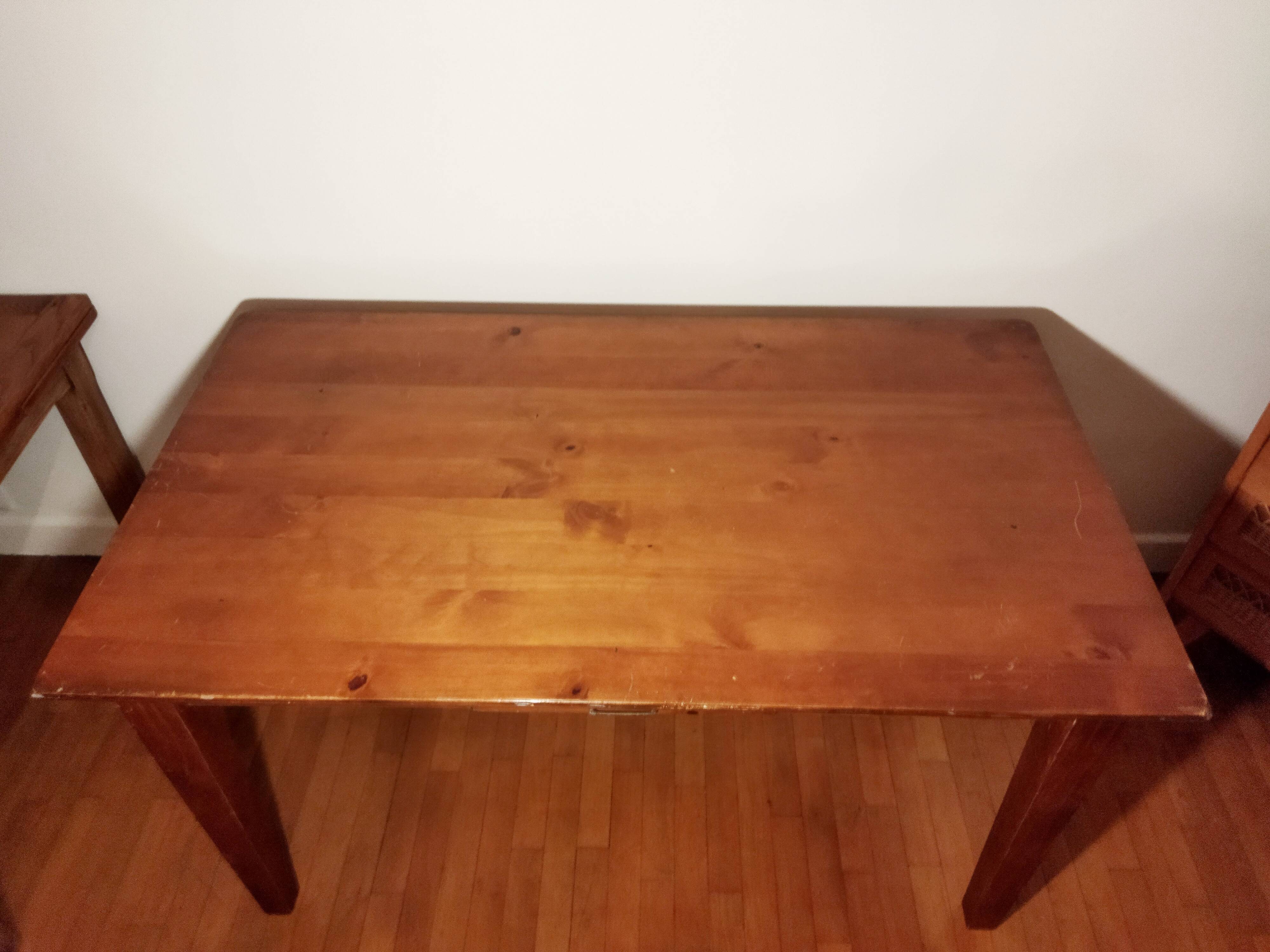 Table feet spindles