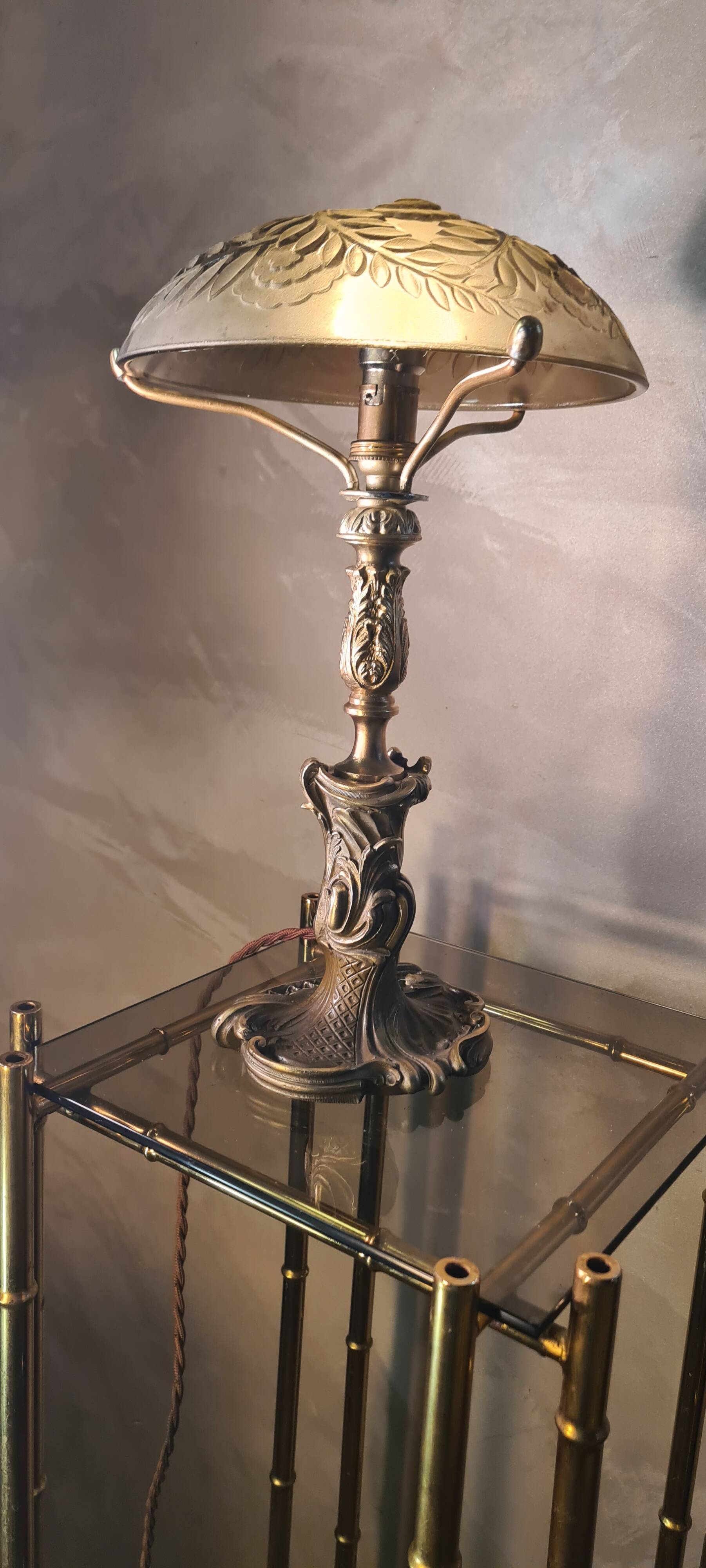 Louis XV bronze lamp rocaille style 34x25, molded glass lampshade signed Stella