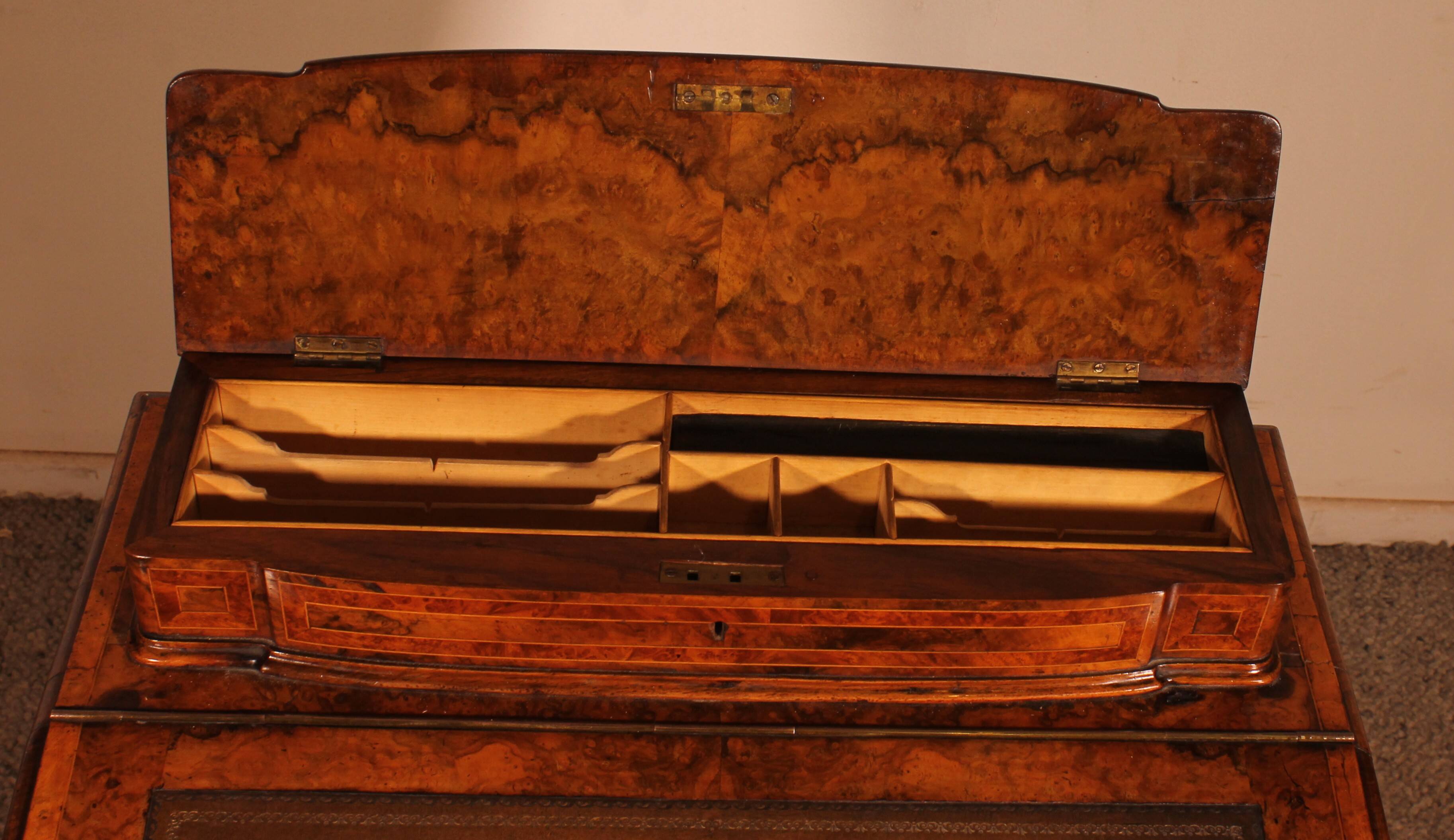 Davenport desk in burr walnut and inlays from the first part of