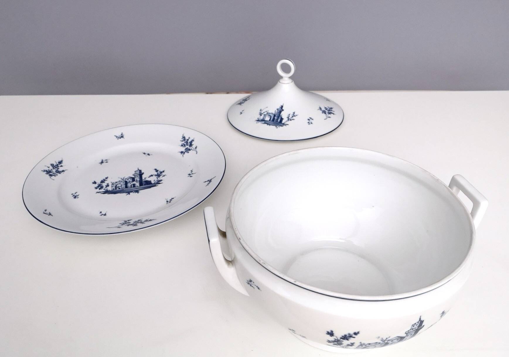 Assiette à soupe néoclassique en porcelaine blanche et bleue de Richard Ginori, Italie