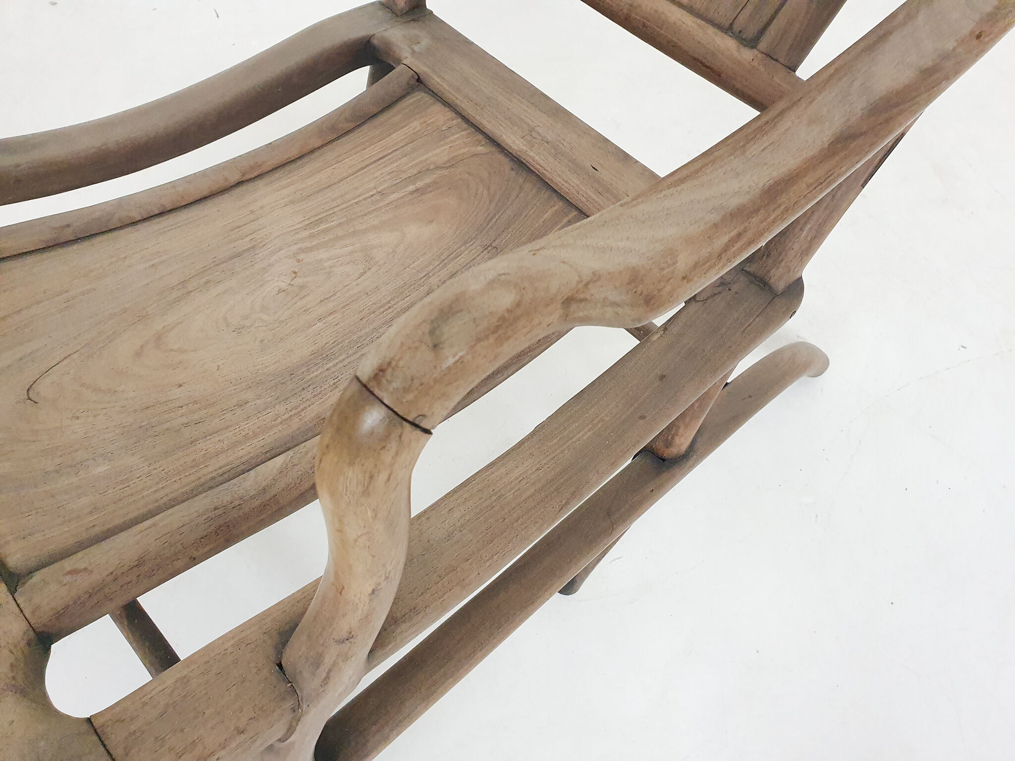 Chaise longue chinoise  du 19ème siècle en bois massif