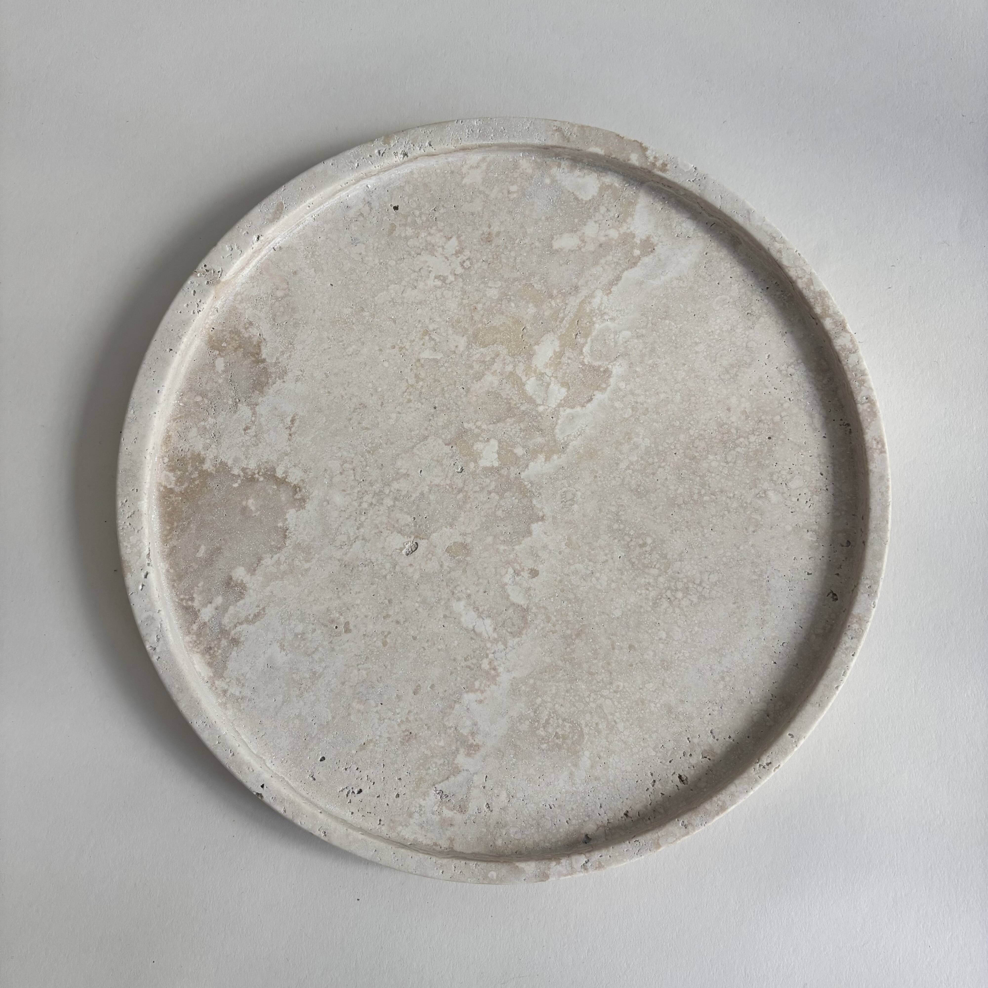 Circular flat travertine pocket emptier