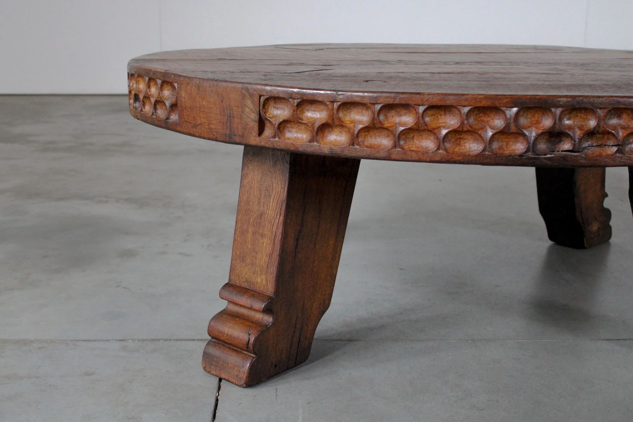 Table basse ronde rustique en chêne sculpté - Pays-Bas, années 1950